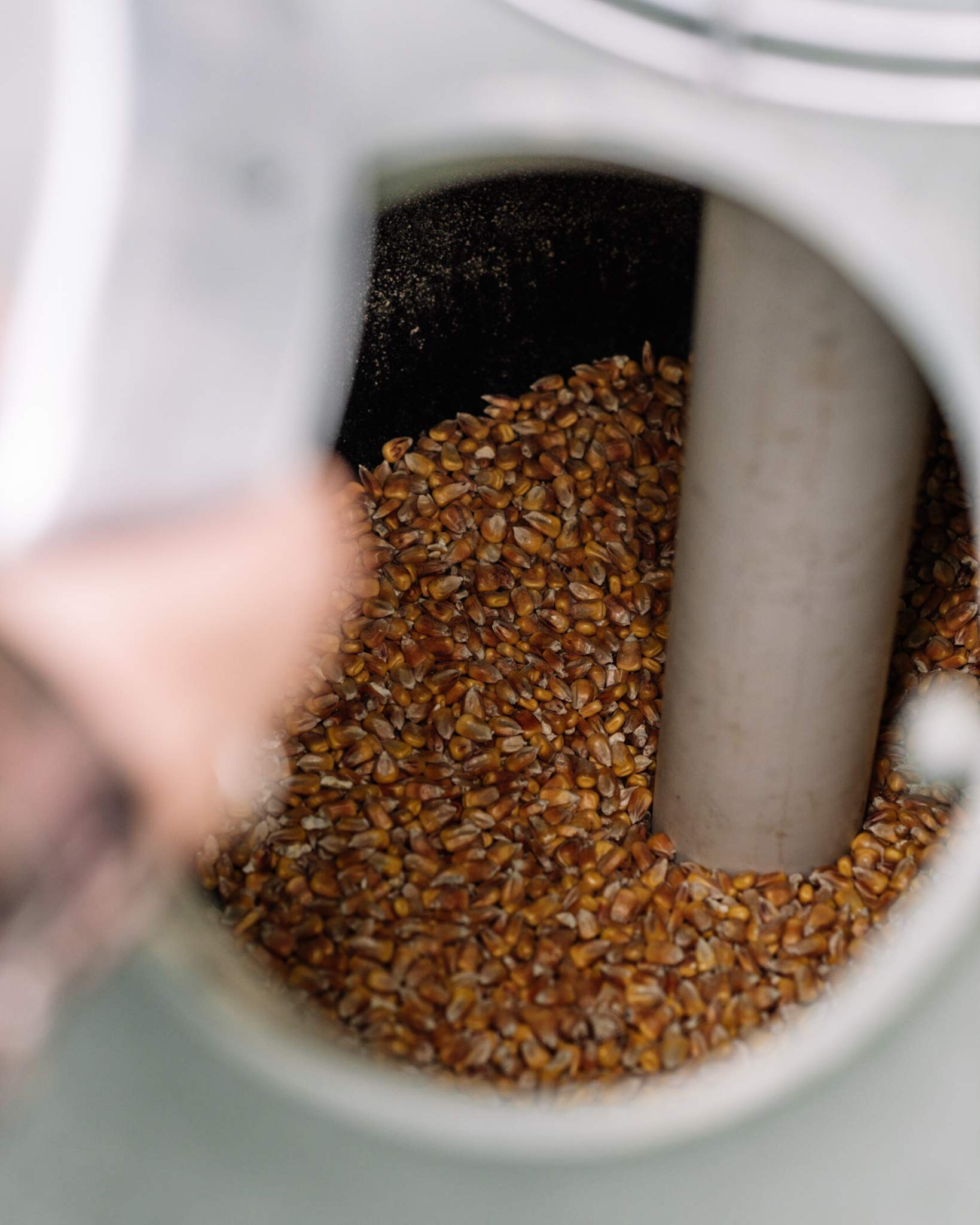 Game Feeder Capsule Feeder with 1000LB Capacity, 360-Degree Broadcast Hunting