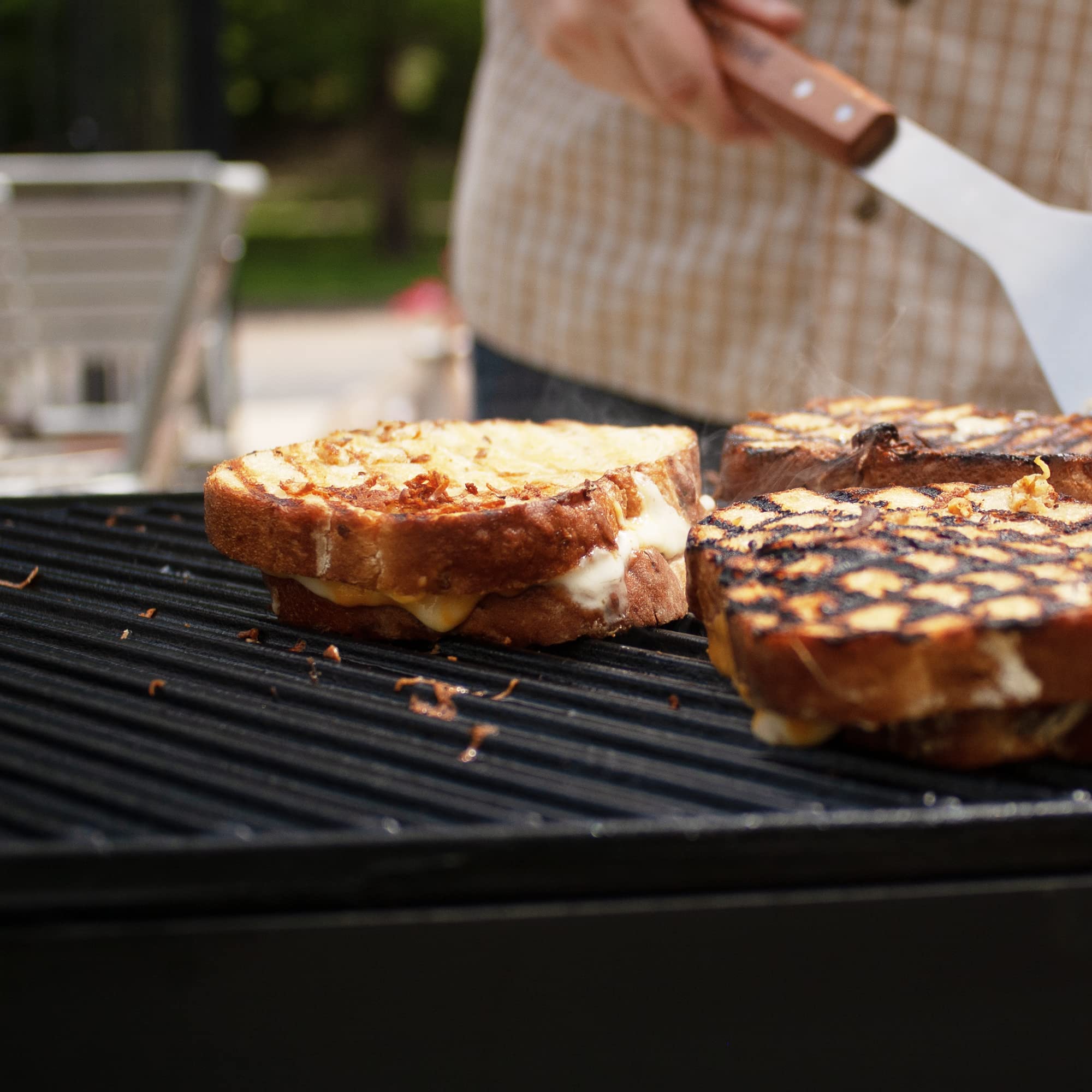 Bayou Classic 10.5-in Cast Iron Reversible Square Griddle Features Flat Side and Ribbed Grill Side Perfect for Large Batch Breakfast Burgers and Grilled Sandwiches Steaks and Chicken