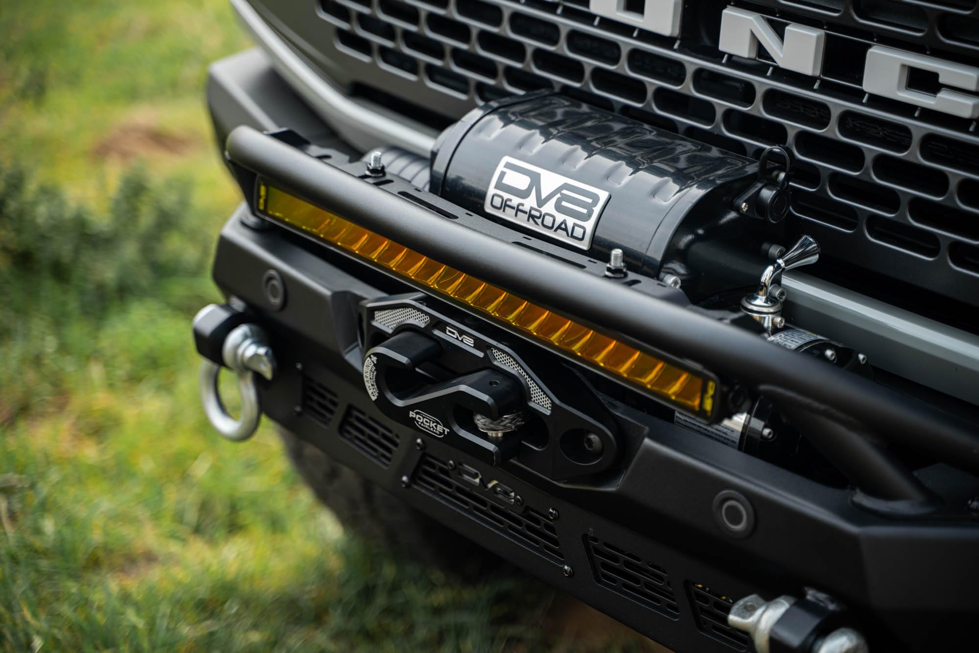 Amber LED Light Bar 20-Inch | Elite Series | Size: 20.5” x 2.0” x 1.5” | Heat Fins to Shed Excess Heat | Flood/Spot Light Pattern | OSRAM LEDs Rated at 50,000 Hours of Use | DV8 Offroad
