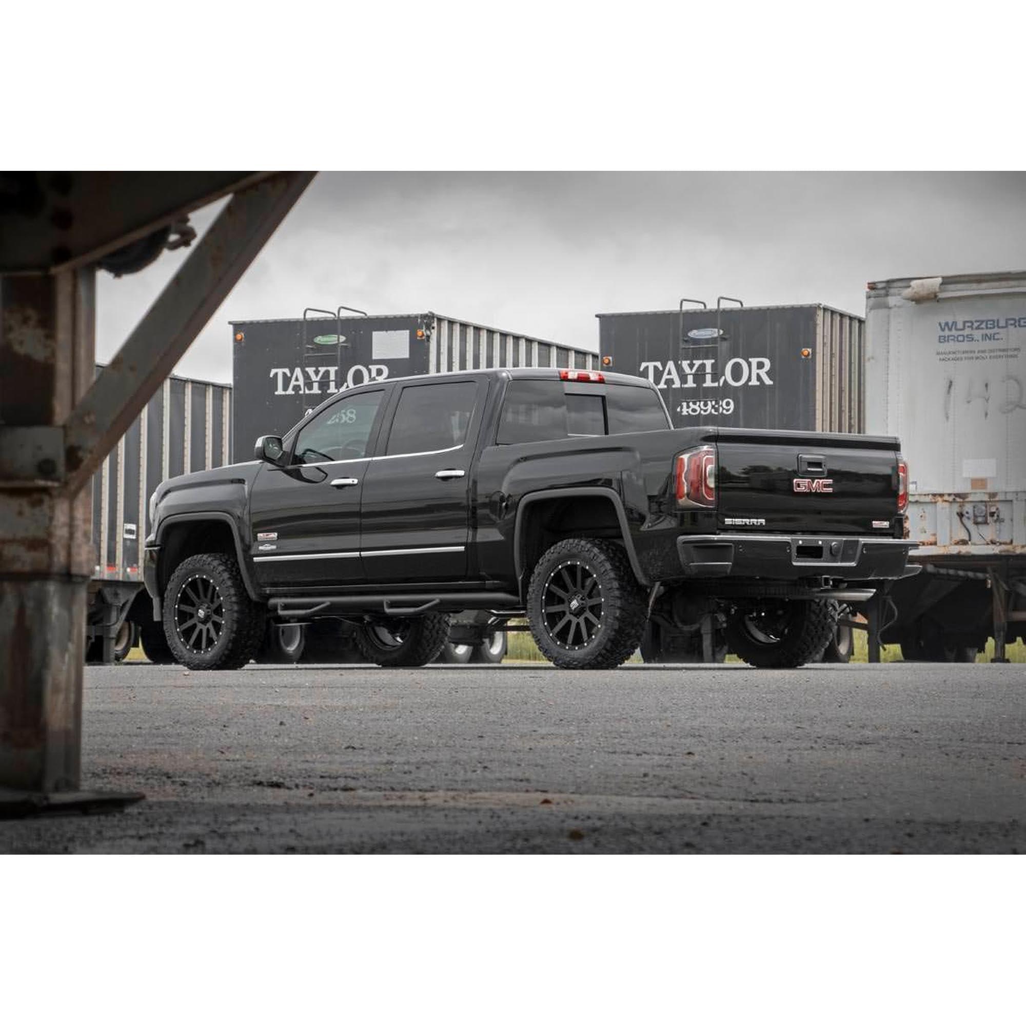 Rough Country 3.5" Lift Kit with M1 Struts/M1 Rear Shocks for GMC Sierra & Chevy Silverado 1500 (2007-2013) - Red Control Arms