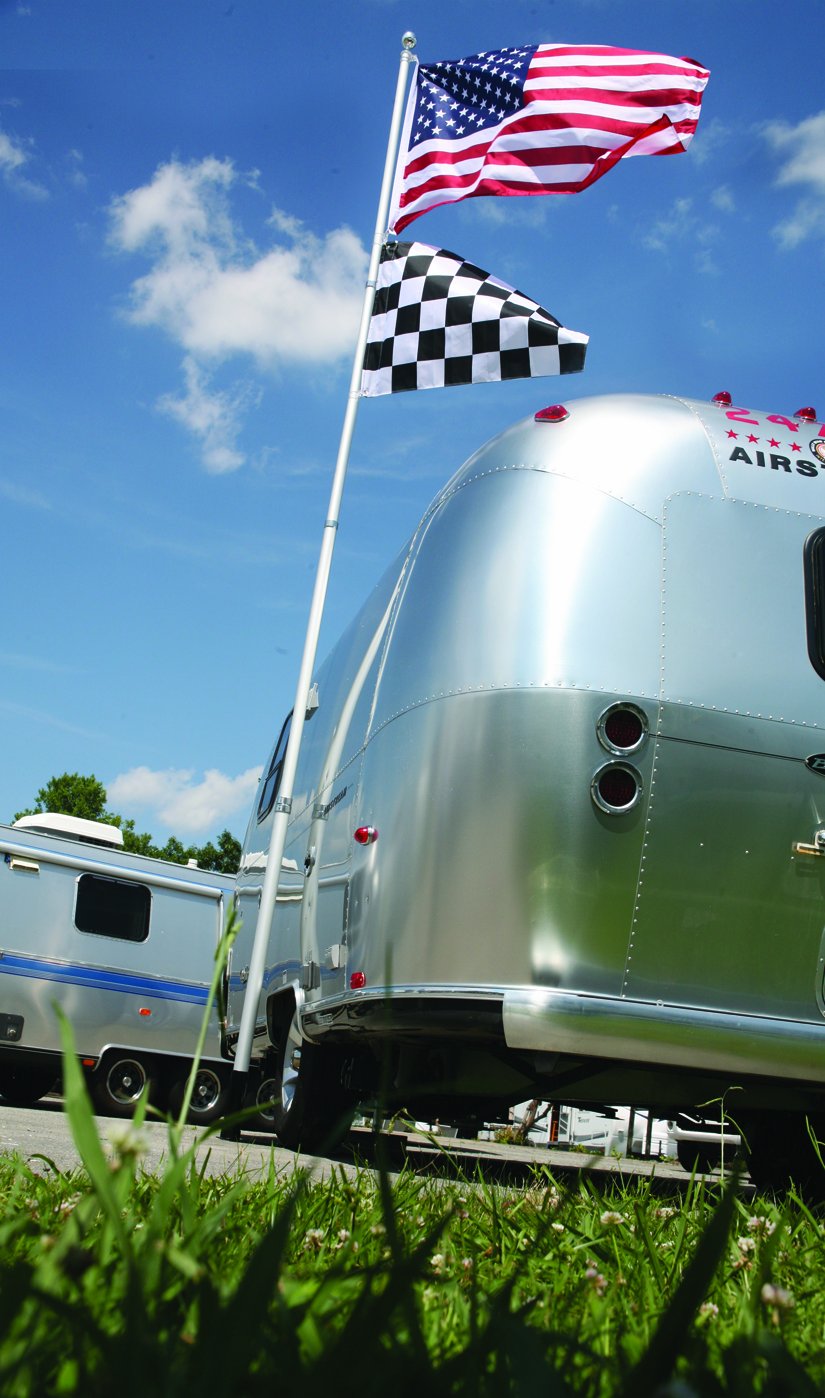 Camco Flagpole Kit Telescoping Camper/RV - Features Adjustable Pole Height Extends to 20-Ft & Collapses to 65-In - Includes Tire-Anchored Flagpole Holder, Storage Bag & 3’ x 5’ American Flag (51600)