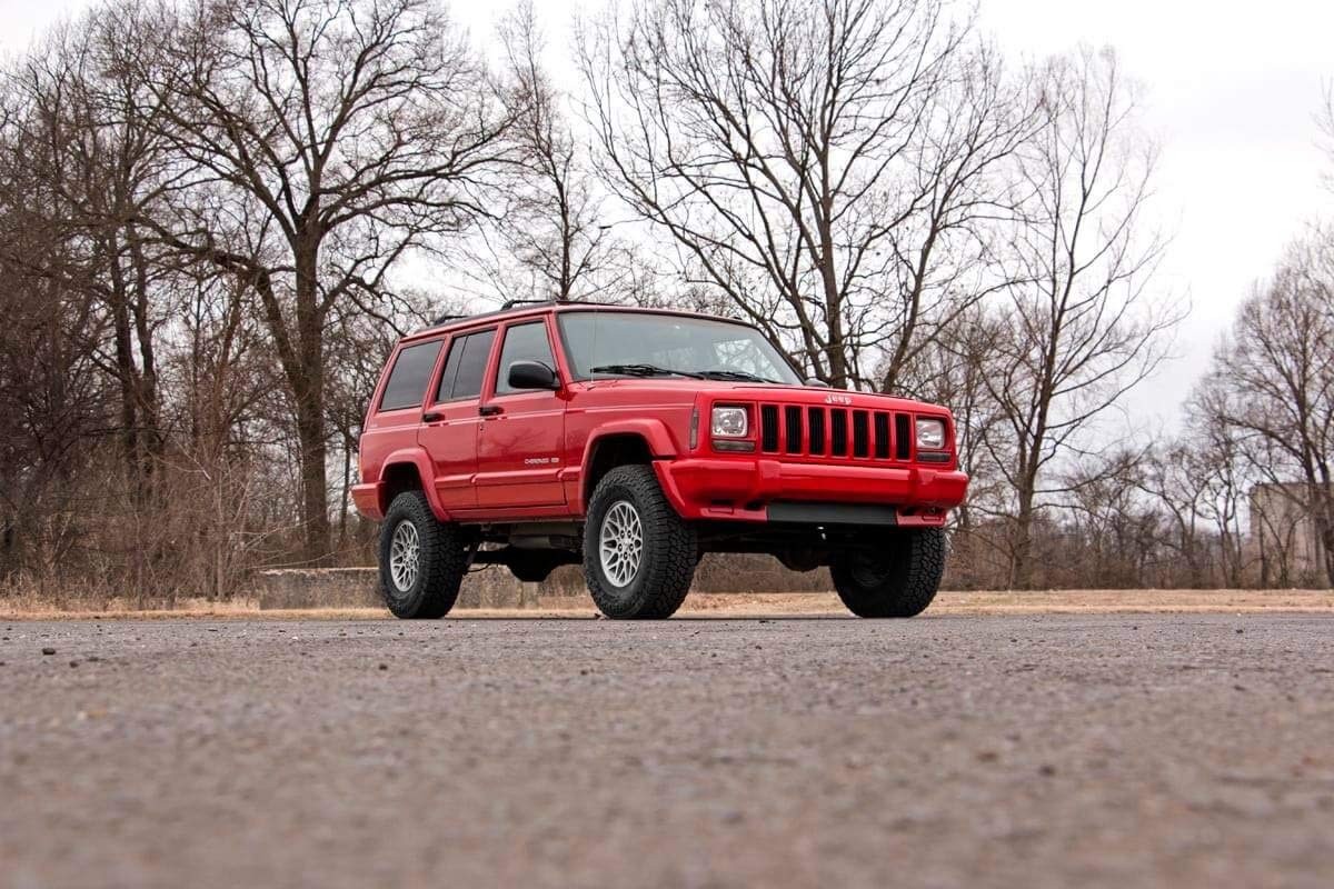 3" Rough Country Lift Kit w/V2 Shocks for 1984-2001 Jeep Cherokee XJ - 670X70