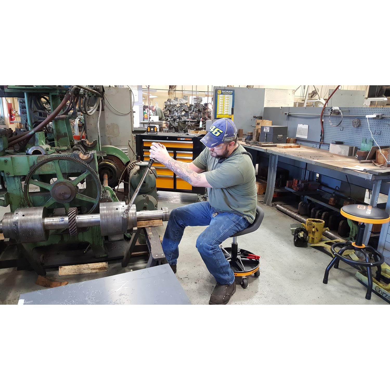 Adjustable Height GEARWRENCH Swivel Mechanics Seat, 18" To 22" - 86994