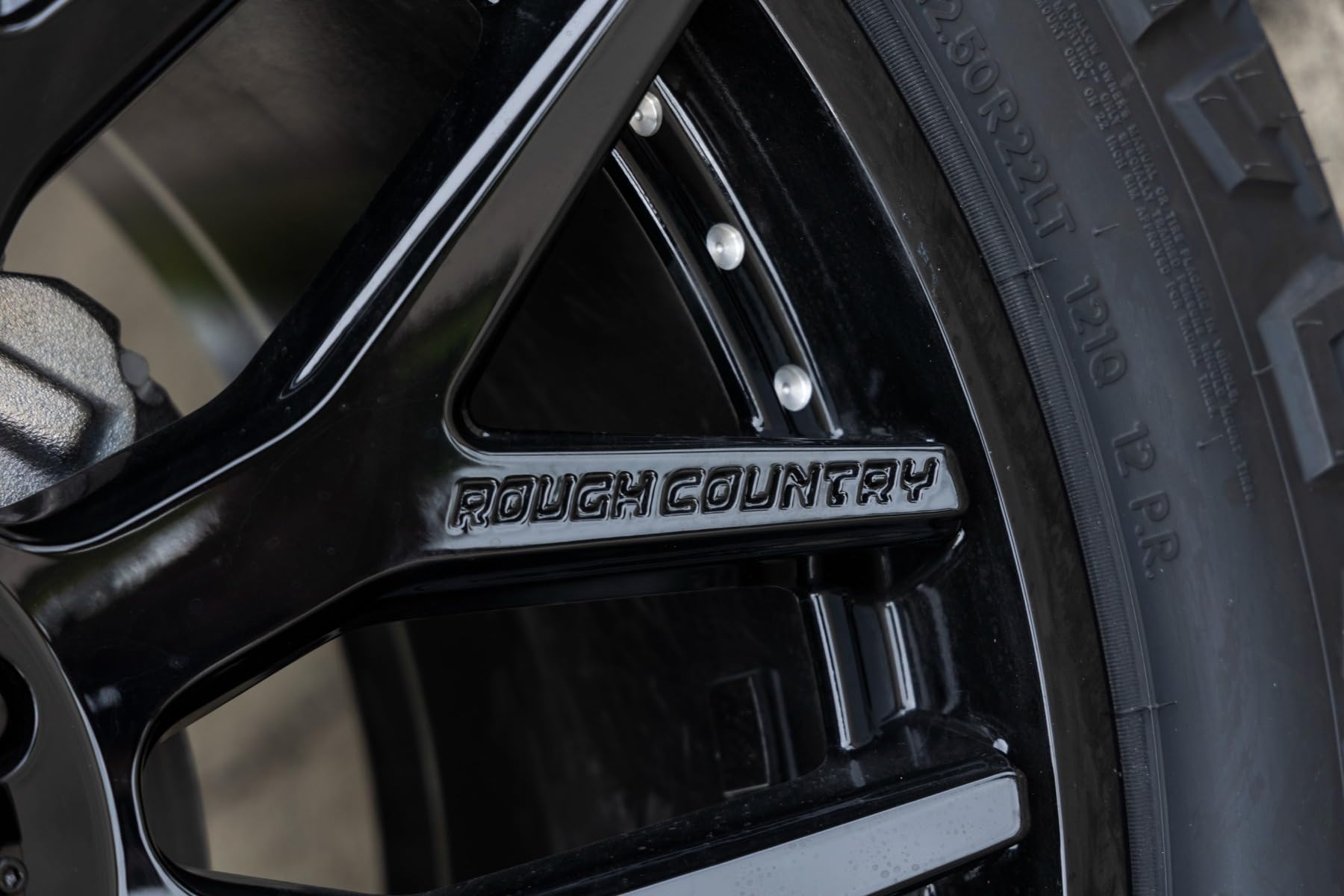 22x10 Rough Country 95 Series One-Piece | 6x5.5 | -25mm Offset-95221012 Gloss Black Wheel with Machined (22 x 10. inches /6 x 5 inches, -25 mm Offset)