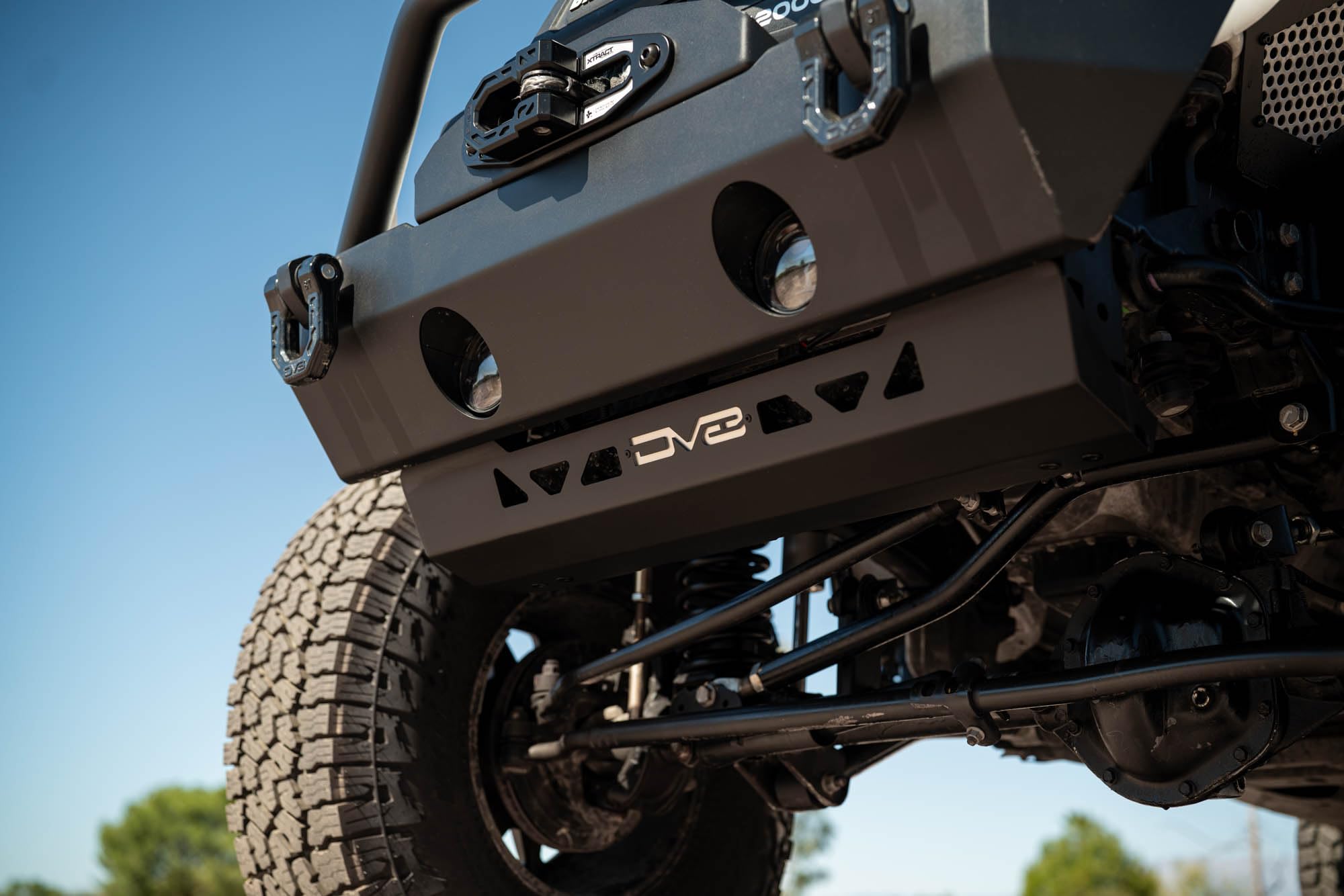 Front Skid Plate DV8 Offroad for 2007-2018 Jeep Wrangler JK | Covers Frame Horns/Crash Bars When Factory Bumper/Skid Plate is Removed | Simple Mounting Design | Vented to Allow Airflow to Engine Bay