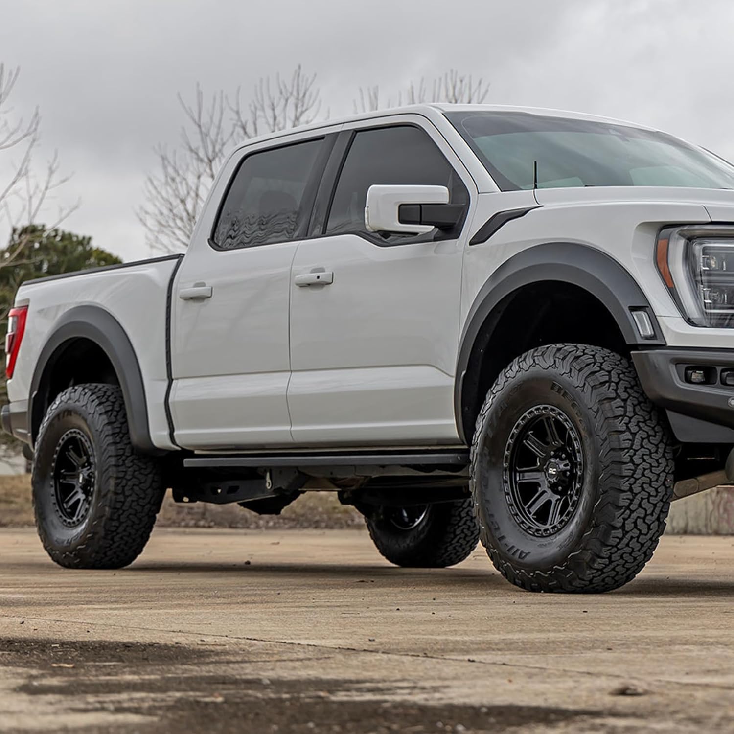 Rough Country Wheel 84 Series - 17 x 8.5, 6x5.5" Bolt Pattern, +0mm Offset, Gloss Black, 8-Spoke, Rugged One-Piece Aluminum Rim with Black Center Cap