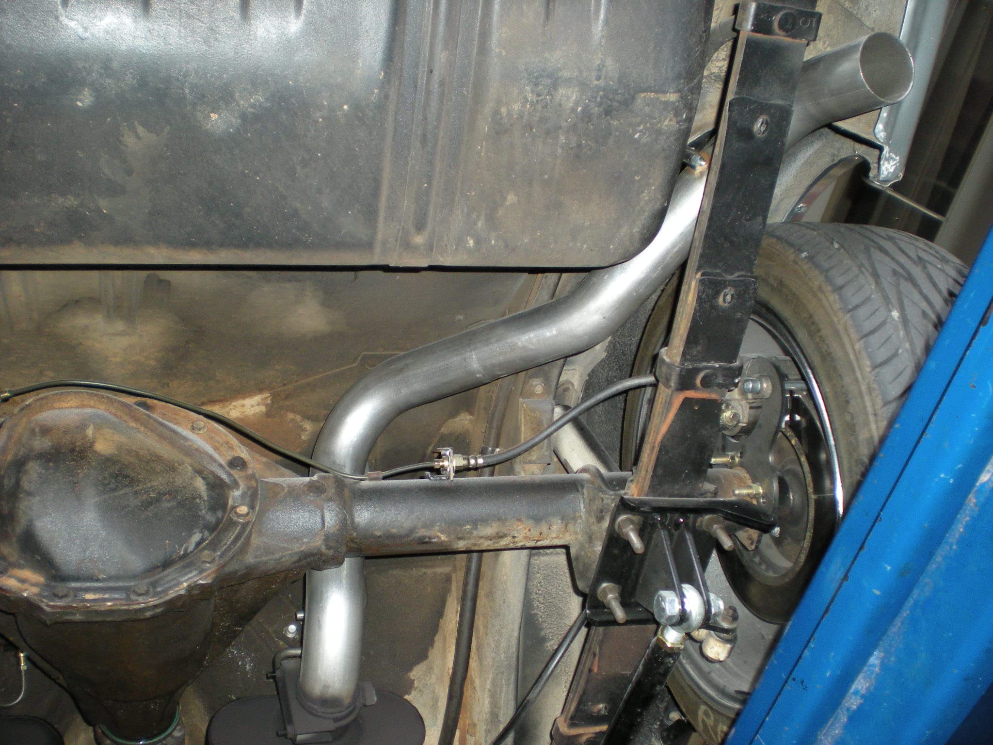 American Thunder Flowmaster 817129 Crossmember-Back Exhaust Kit 2.5 Inch Stainless Steel Compatible with 1967-1968 Camaro and Firebird with V8 engine