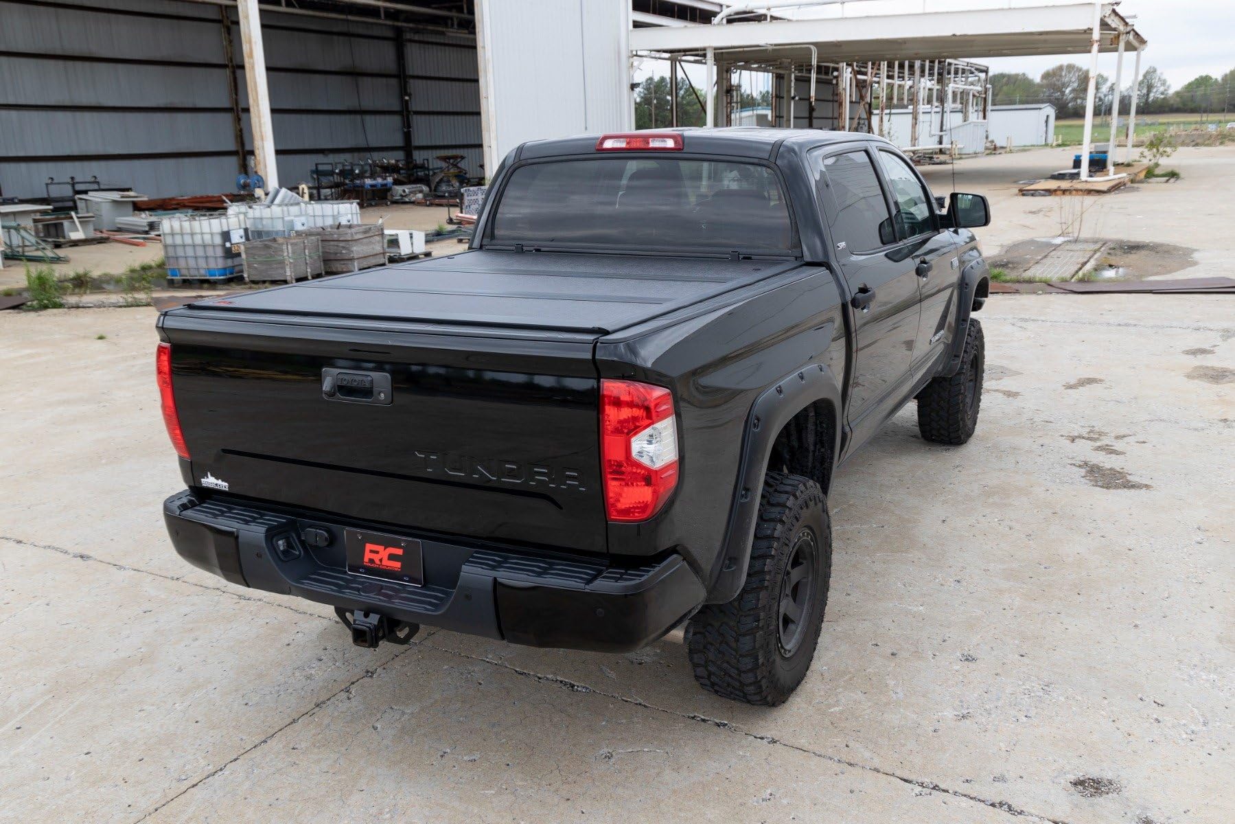 Toyota Tundra Hard Tri-Fold Rough Country Low Profile Tonneau Truck Bed Cover (2007-2021) - Low-Profile Aluminum Truck Bed Cover, Fits 5'7 Bed