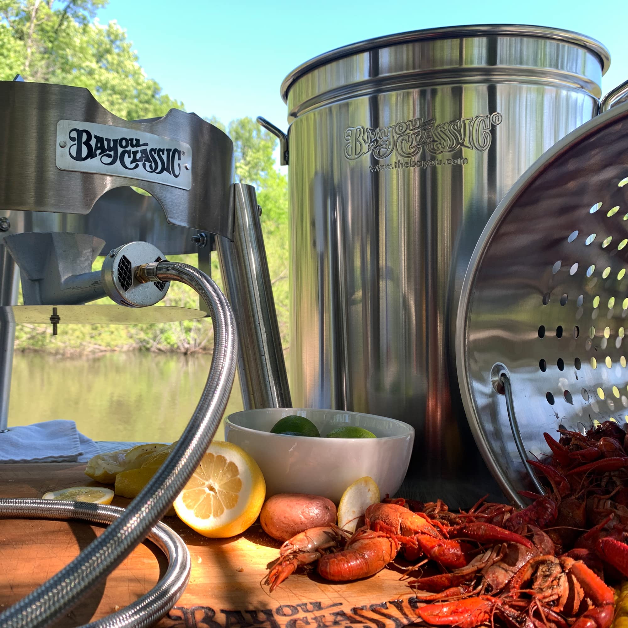 Bayou Classic Boiler Cooker Kit Stainless Steel Features 44-qt Stainless Boiler with Lid, Steam/Boil Basket, 4-in Cast Aluminum 58,000 BTU Burner, 10-psi Pre-Set Regulator and 48-in Hose