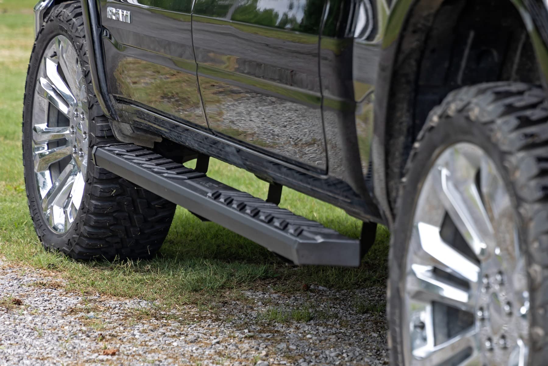BA2 Running Boards Rough Country for Ram 1500 Crew Cab (2019-2022) - Wide 5" Non-Slip Side Steps