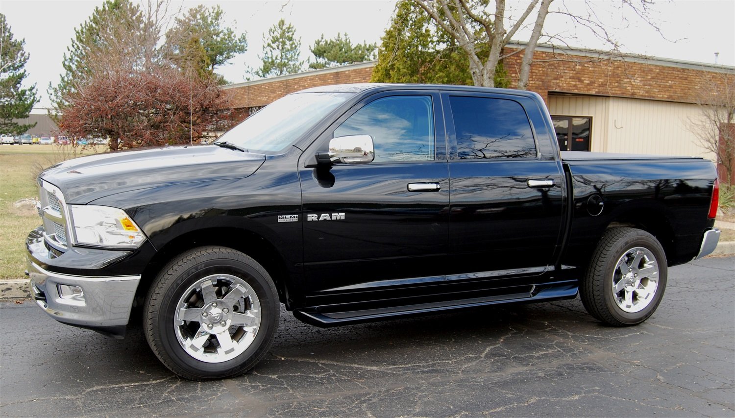 Owens Products Glastep Plus 3197 Custom Molded Fiberglass Gray Running Boards 12-14 Ram 1500 5.6 Ft W/O Flares Crew Cab Fiberglass Gray, 1 Pack