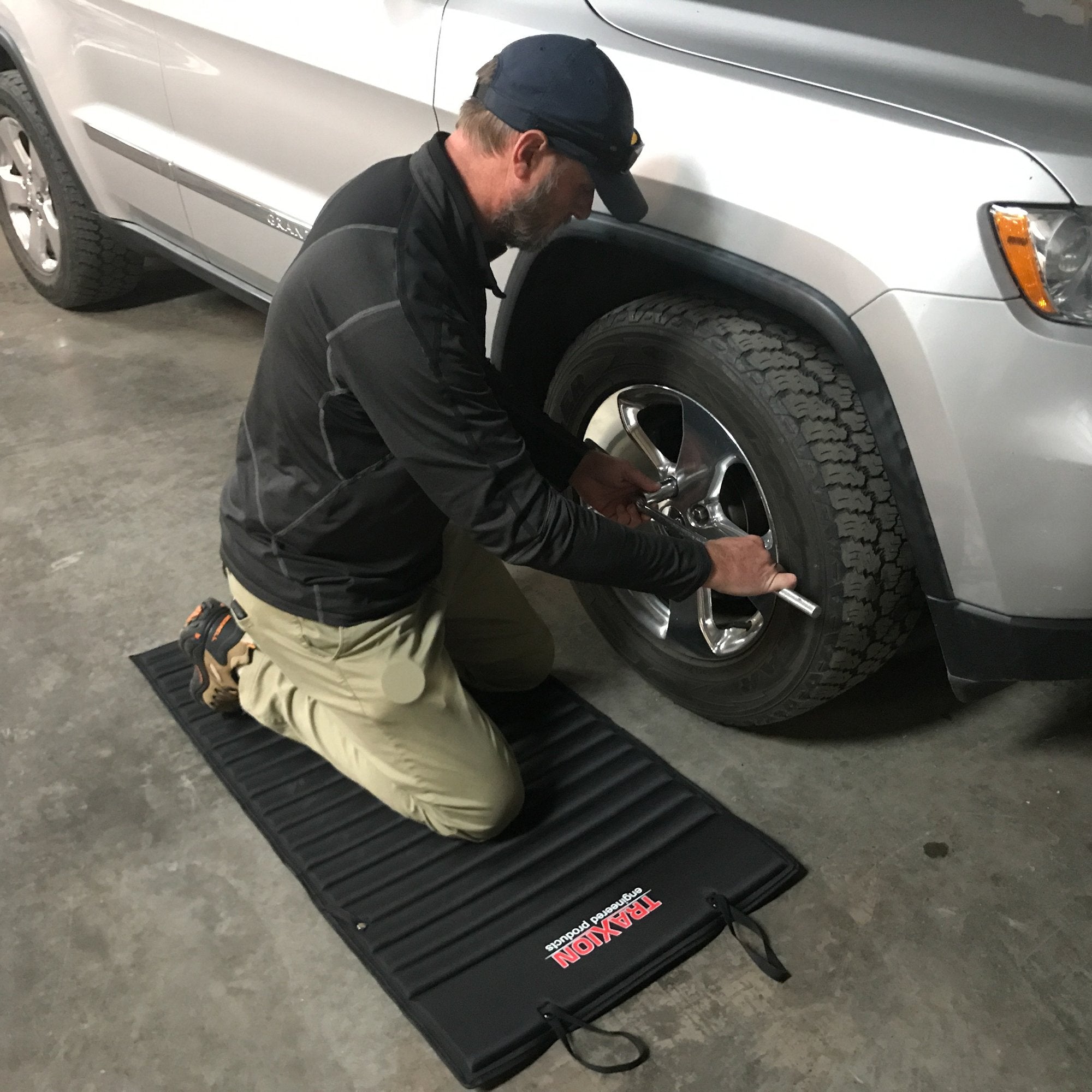VersaMat Traxion 1-500 Roll-Up High Density Foam Utility Mat, Black