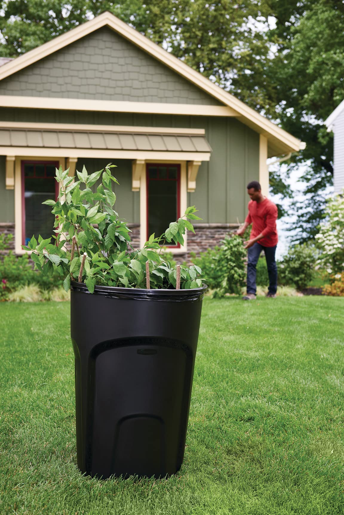 32G Rubbermaid Rollout Trash Can, Black