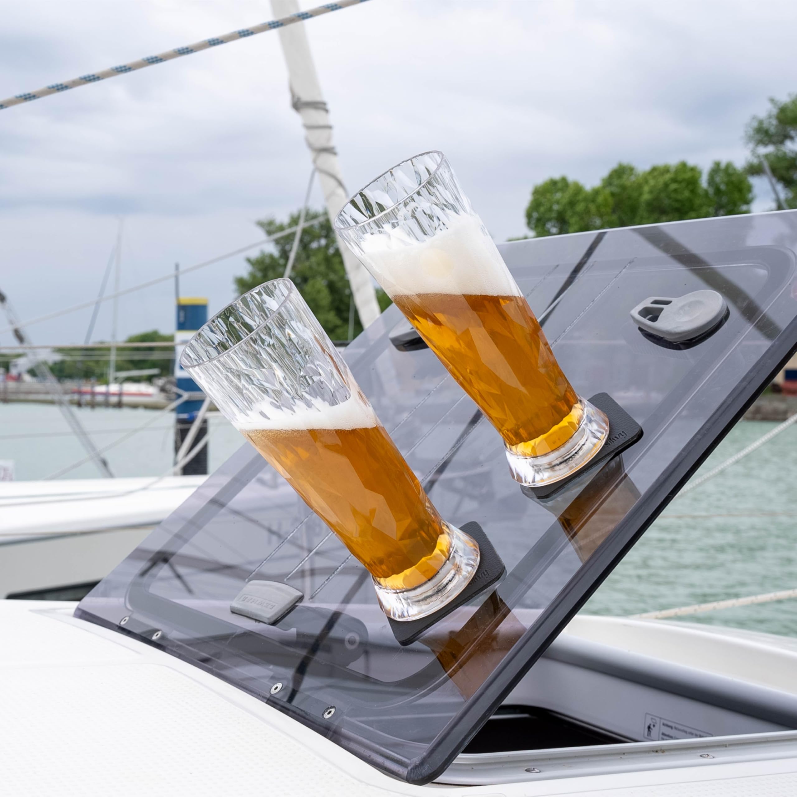 silwy® Magnet-Gläser HIGH-TECH-Kunststoff inkl. Metall-Nano-Gel-Pads – rutschfeste Campinggläser, Boot- und Yachtzubehör (Bier // 0,5 l // 2er Set) COG: 14 / Price: 49,95
