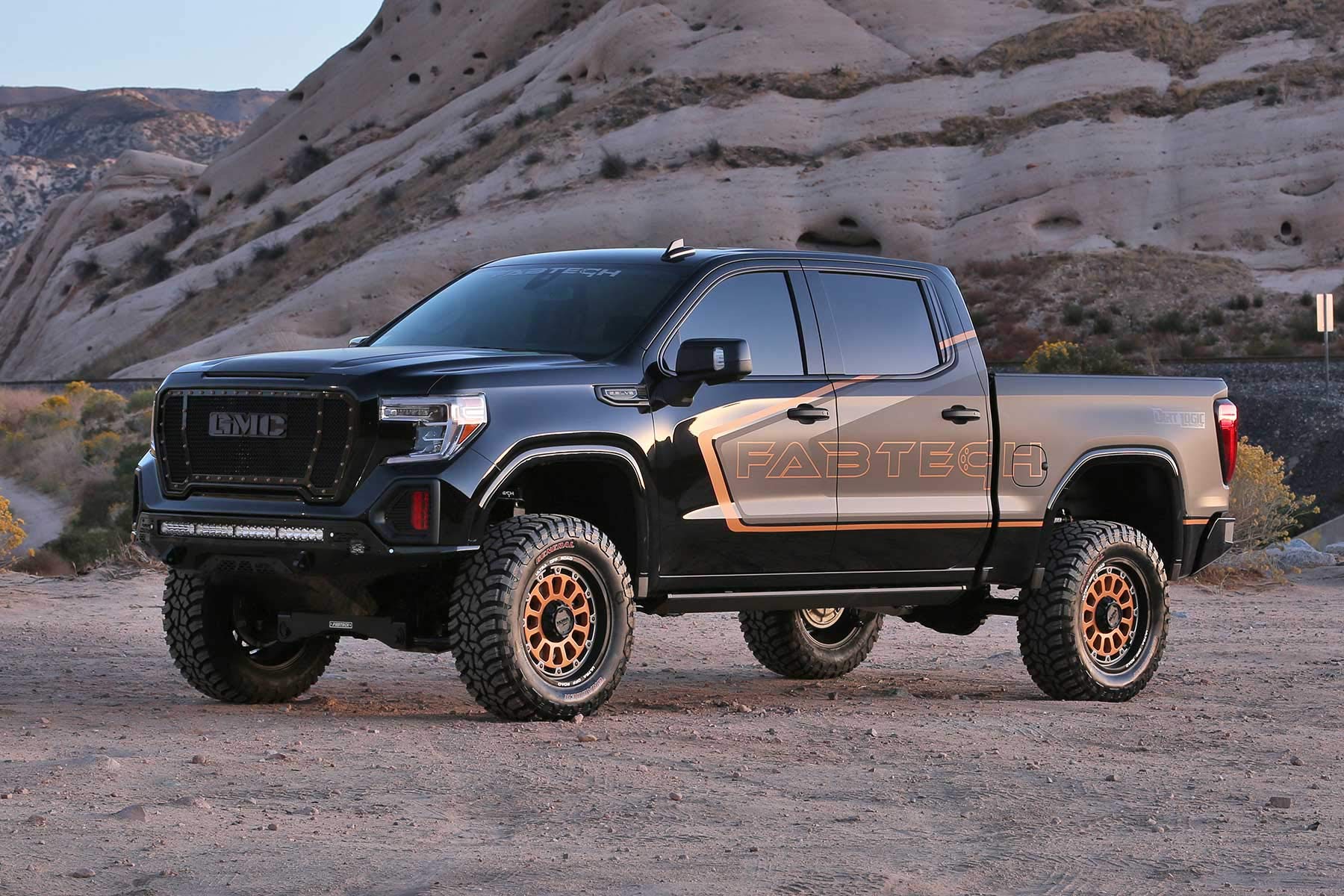 Fabtech Performance Lift System K1134DL w/Shocks 6 in. Lift Incl. Front Reservoir Coilovers And Rear Dirt Logic Shocks