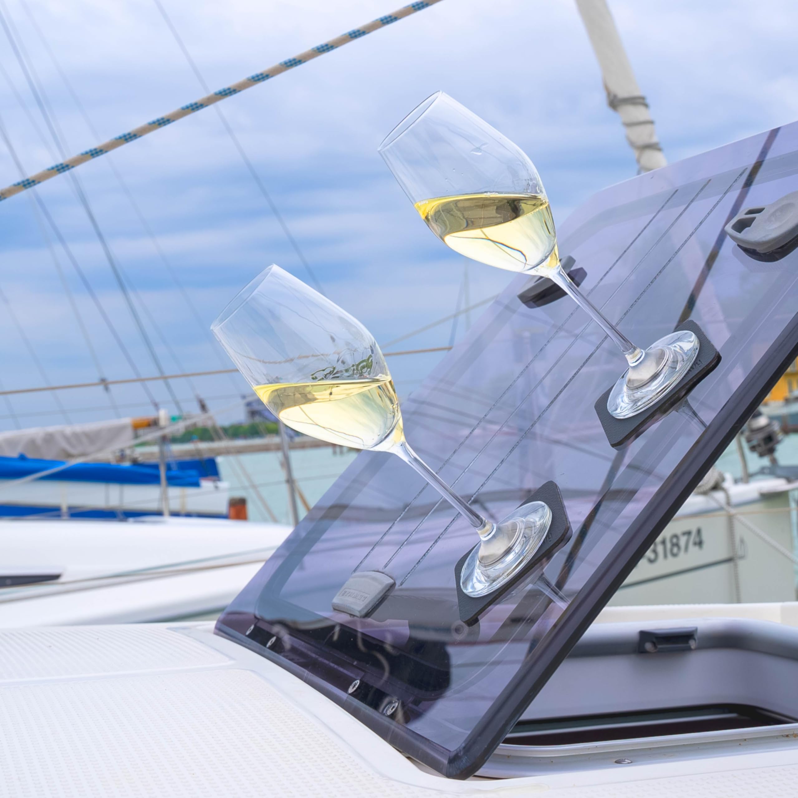 silwy® Magnetgläser, mit perfekt integrierten Magneten feine Kristallgläser und metallischen Nano-Gel-Untersetzern (Champagner // 0,2 Liter) COG: 14 / Price: 49,95