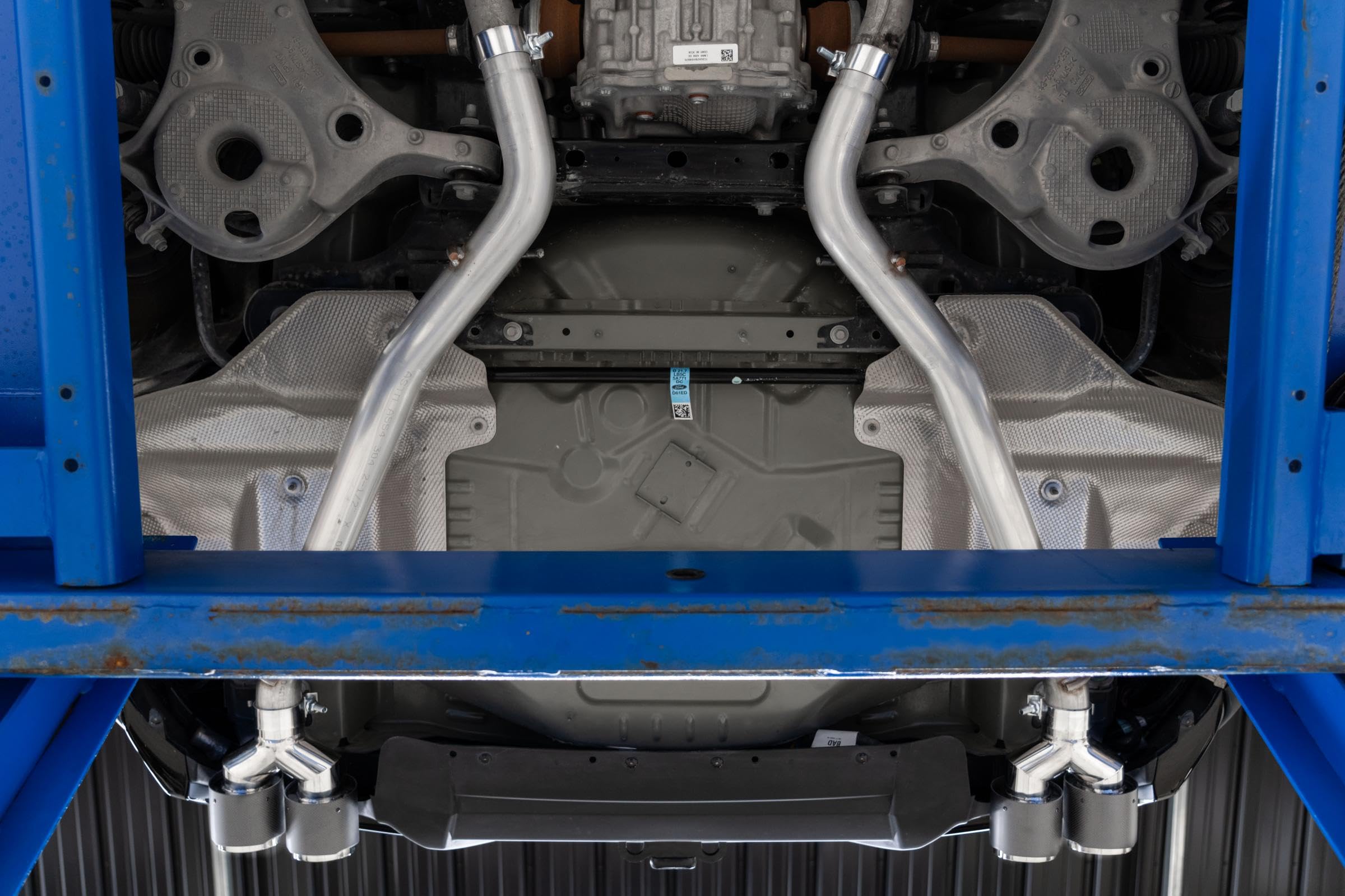 20-21 Ford Explorer ST MBRP 3.0L EcoBoost Dual Rear Exit Axle Back w/Quad Carbon Fiber Tips - T304