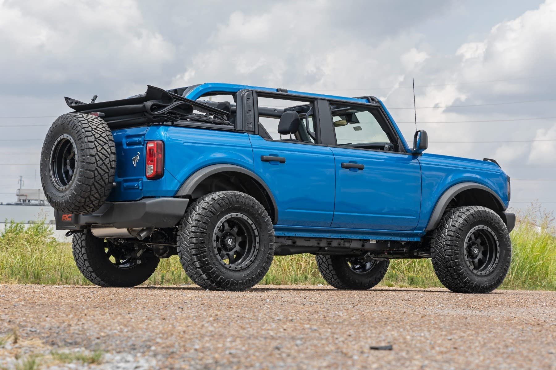 2" Rough Country Lift Kit w/M1 Struts for 2021-2024 Ford Bronco 4WD - 592141
