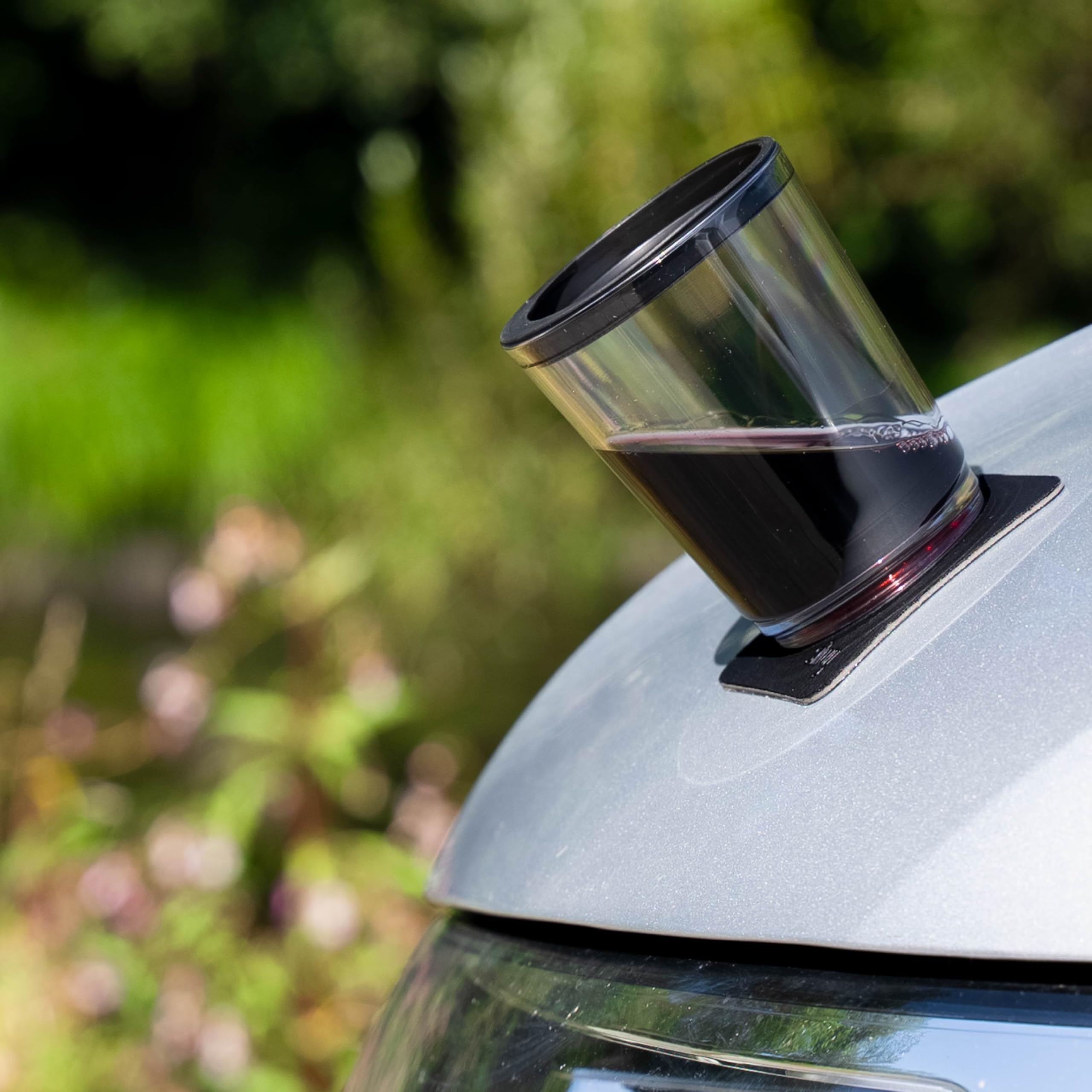 silwy® Magnet-Trinkbecher in der Farbe The Classic mit einem auslaufsicherem Deckel und einem Metall-Nano-Gel-Pad für standsicheres Platzierung und Transportieren - perfekt für Camping und Boating