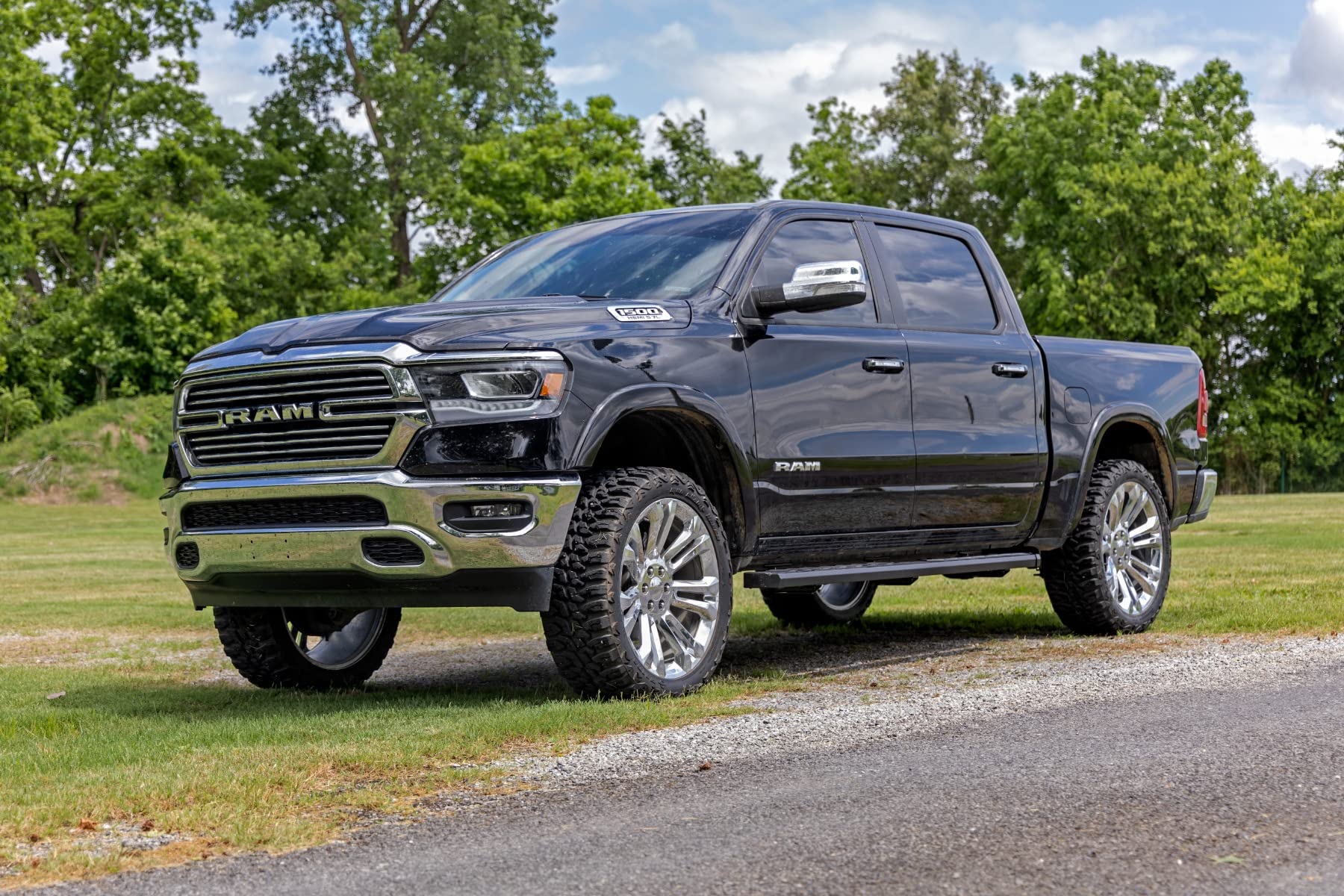 BA2 Running Boards Rough Country for Ram 1500 Crew Cab (2019-2022) - Wide 5" Non-Slip Side Steps