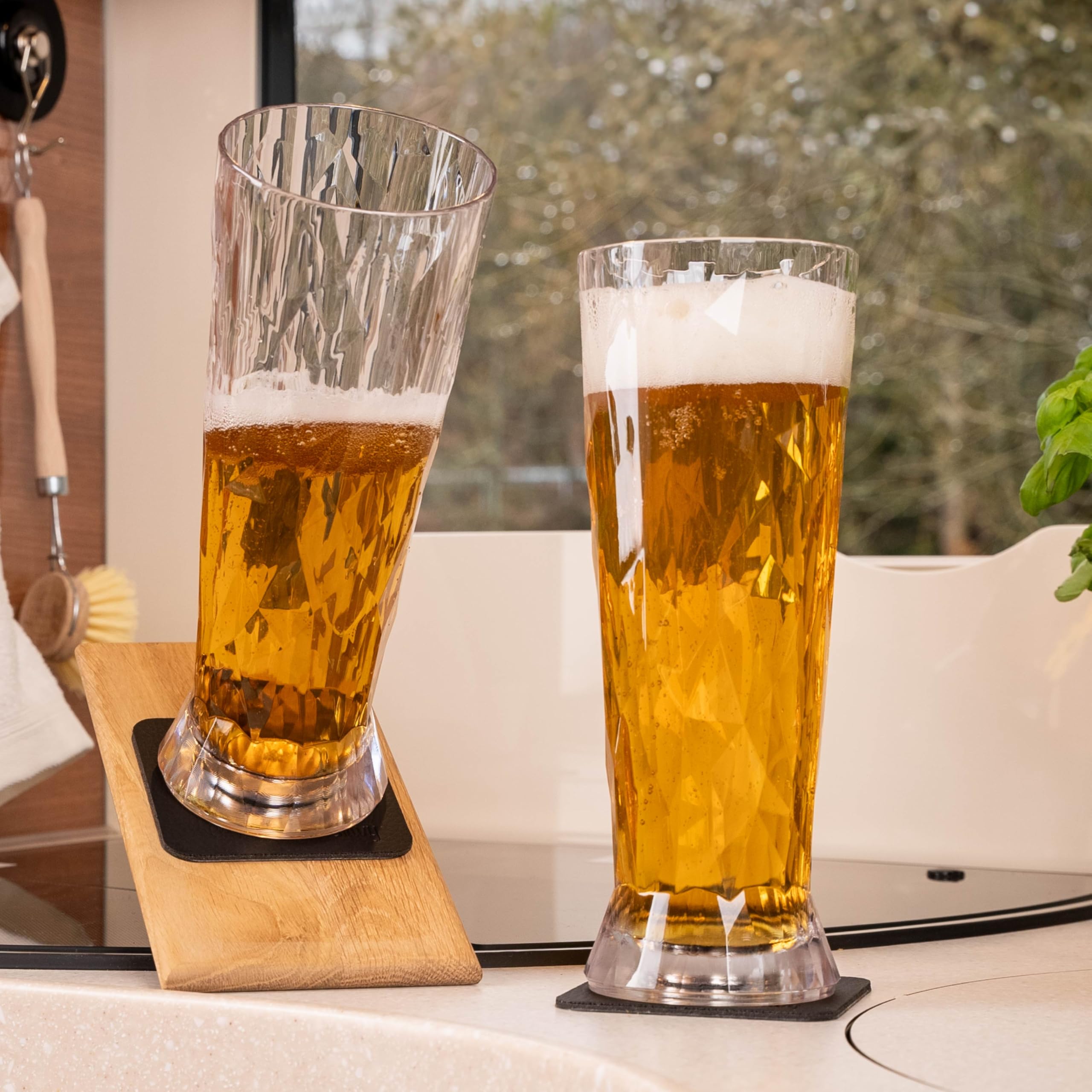 silwy® Magnet-Gläser HIGH-TECH-Kunststoff inkl. Metall-Nano-Gel-Pads – rutschfeste Campinggläser, Boot- und Yachtzubehör (Bier // 0,5 l // 2er Set) COG: 14 / Price: 49,95