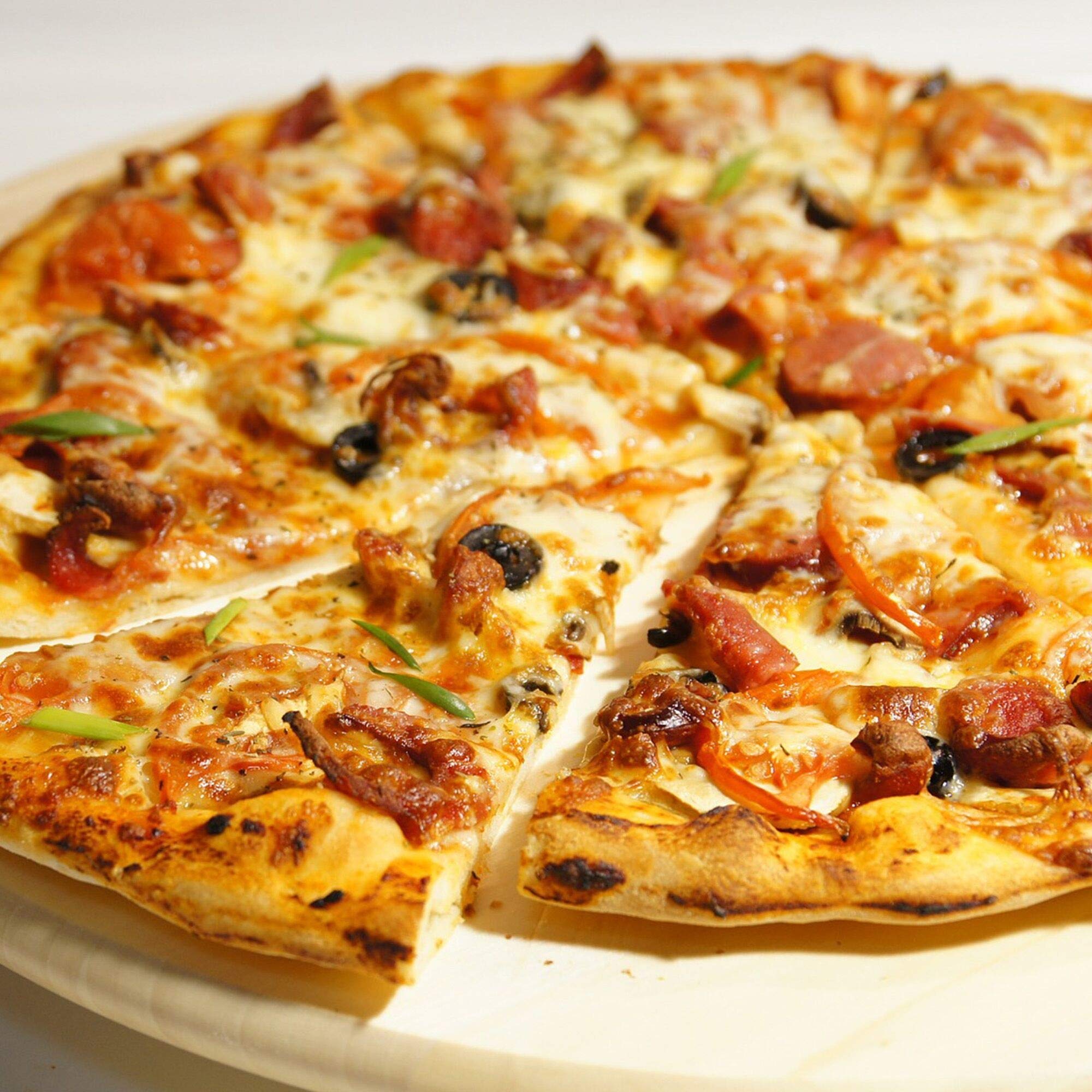 Bayou Classic 16-in Ceramic Pizza Stone 500-590 Maintains Even Temperature For Superior Baking Perfect For Baking Pizza Bread Tortillas Biscuits Pies Cobbler and More