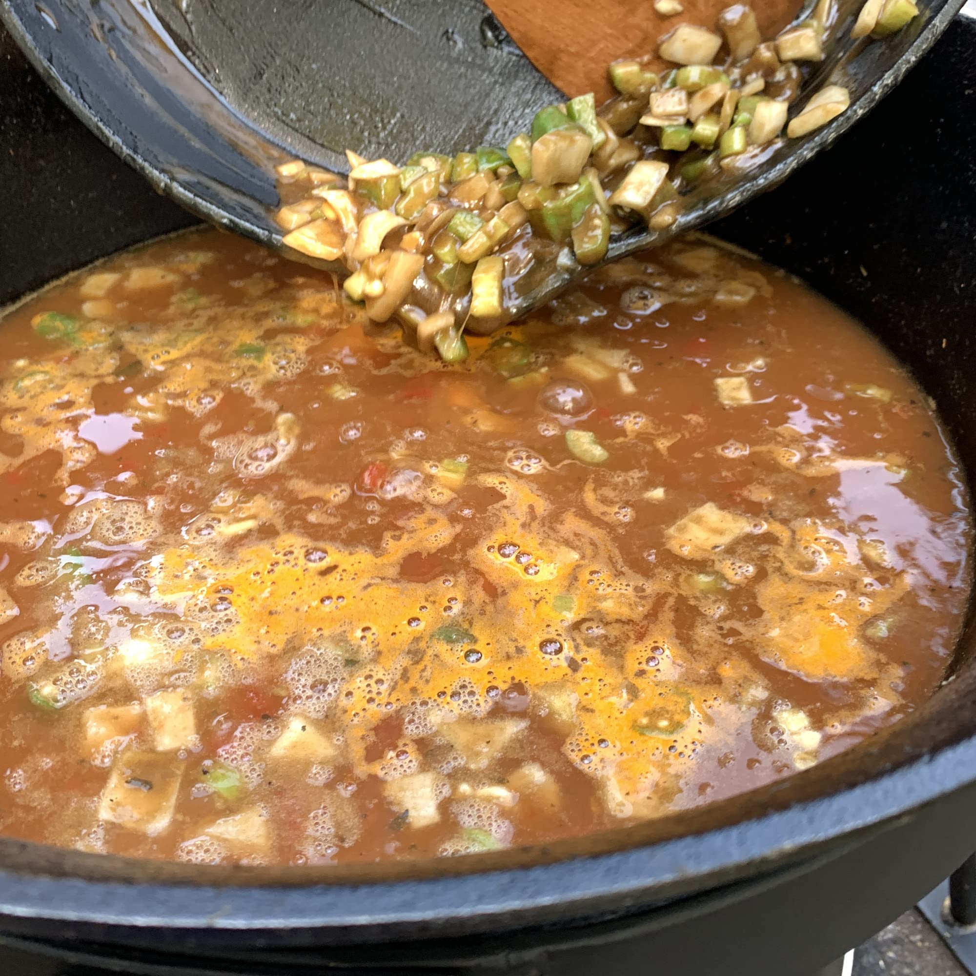 7-gallon Bayou Classic Cast Iron Jambalaya Pot