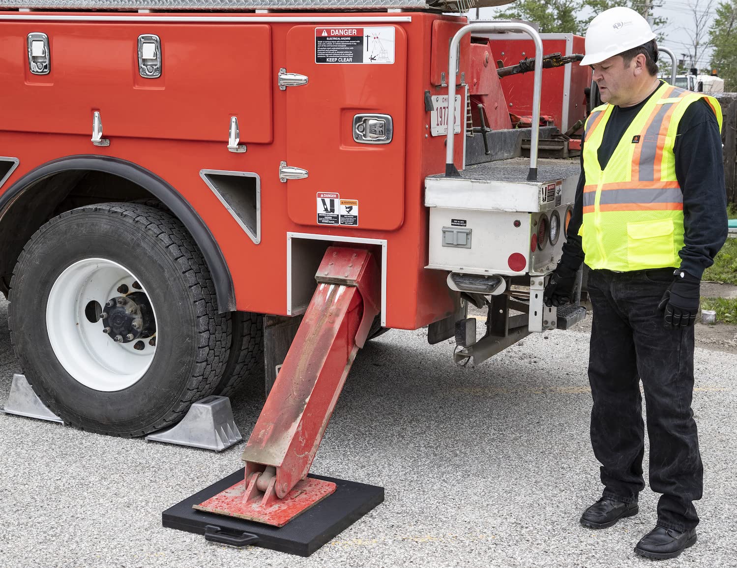 Buyers Products Rubber Outrigger Pad OP18X18R, 18 X 18 X 2 Inch Thick, Solid Crane Pad with Textured Surface And Built-In Handle, Ideal Pad for Concrete, Paved Surfaces And Off-Road Use