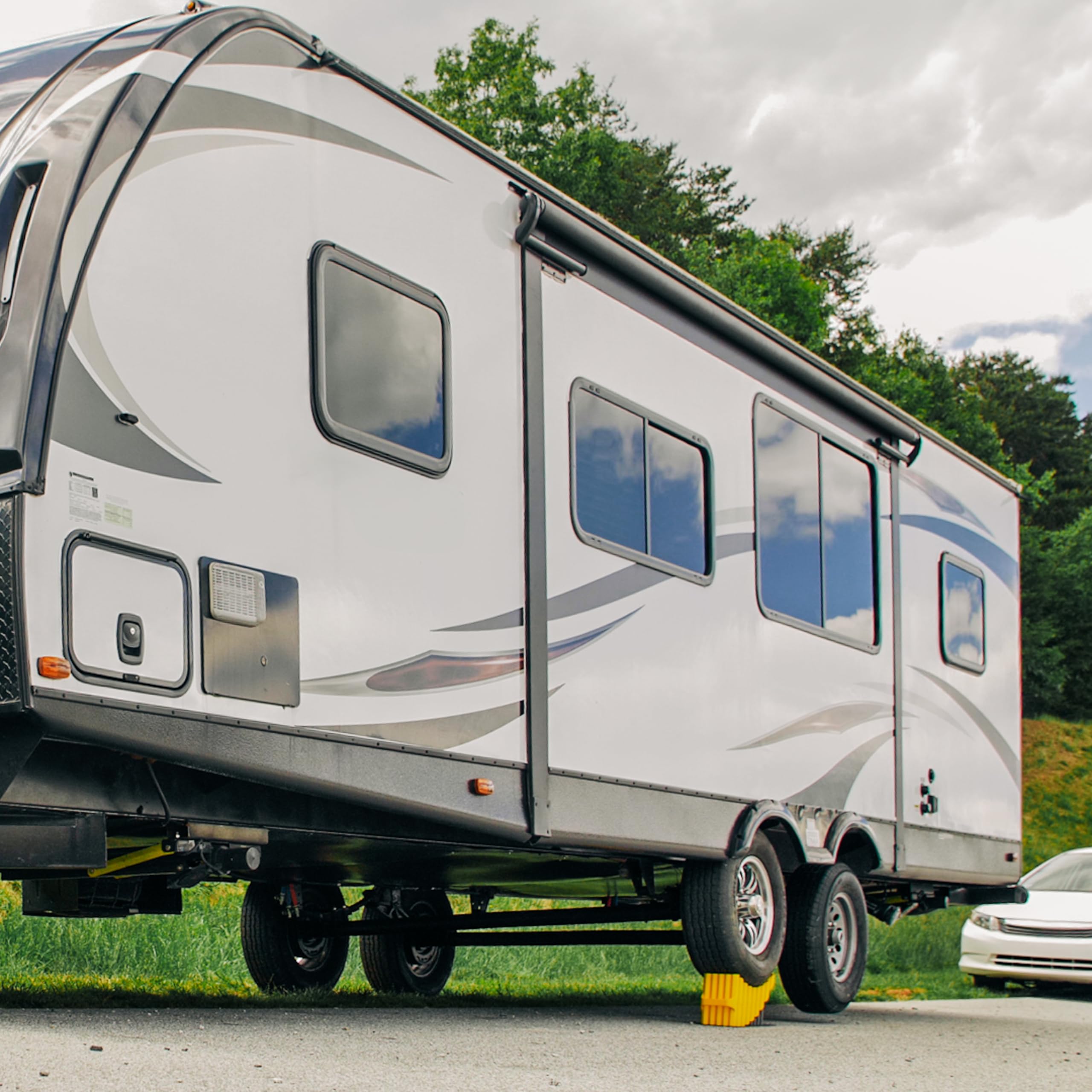 Camco Curved Camper/RV Trailer Aid - Features 6.5" of Lift & Includes Wheel Chock and Rubber Base Pad - Designed for Trailers Up to 20,000lbs & Compatible w/ Tires Up to 32" (44436)