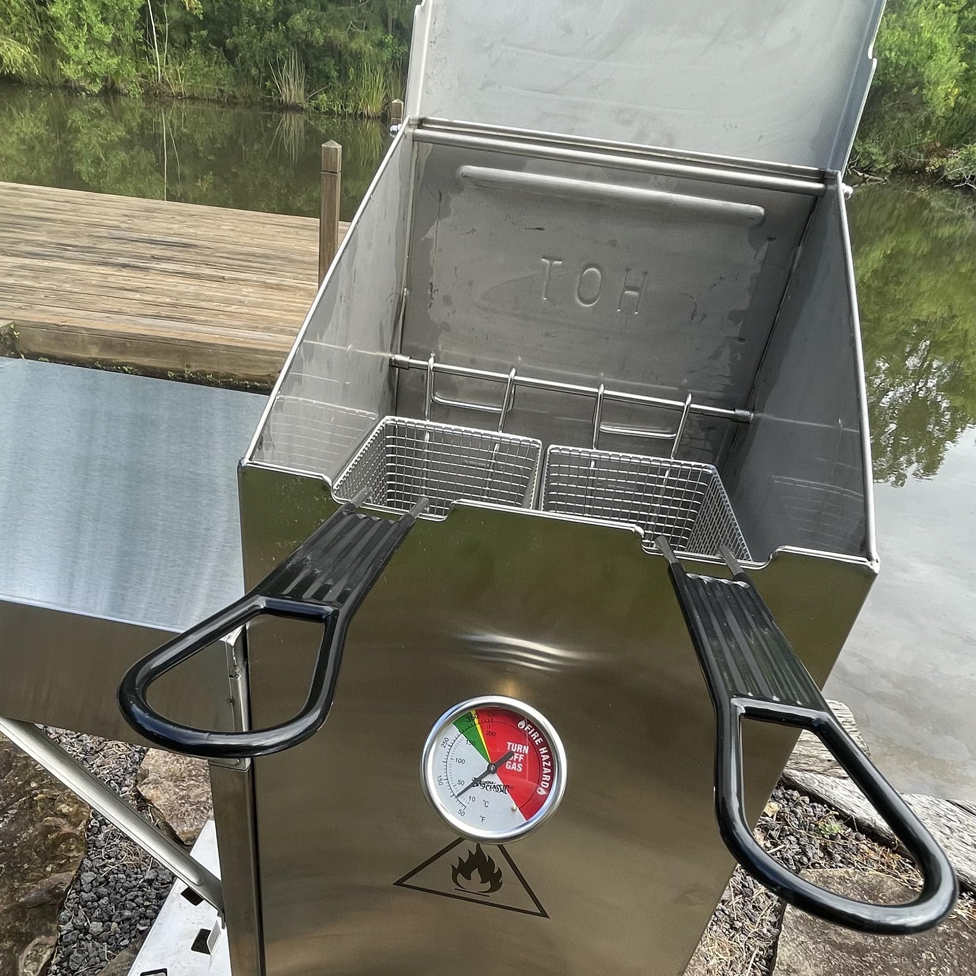 Bayou Classic 4-gal Stainless Fryer with Cart 700-704 Includes 2 Stainless Mesh Baskets Fry Thermometer Drain Valve High Pressure Regulator w/ 48-in Stainless Braided LPG Hose