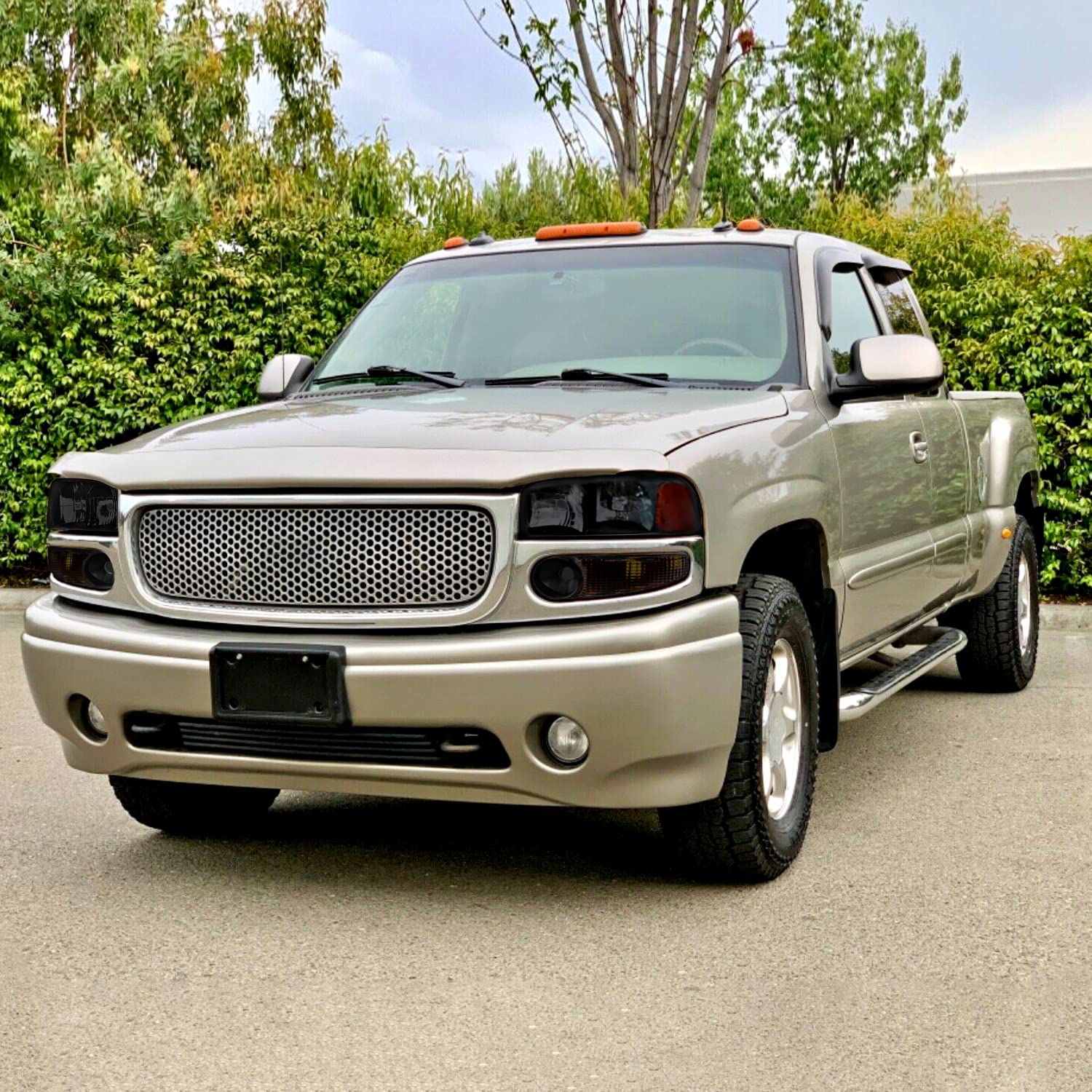 Black Smoke Headlights + Bumper Lamps Spec-D Tuning Compatible with 2000-2006 GMC Sierra 1500 2500 Yukon XL Denali, Left + Right Pair Assembly
