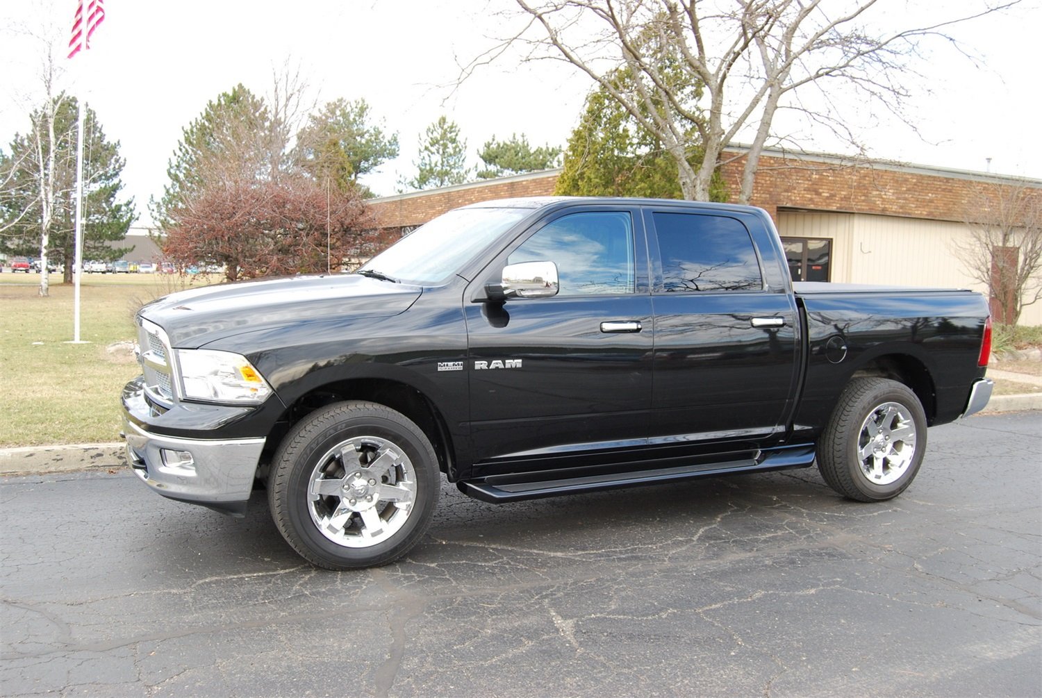 Owens Products Glastep Plus 3197 Custom Molded Fiberglass Gray Running Boards 12-14 Ram 1500 5.6 Ft W/O Flares Crew Cab Fiberglass Gray, 1 Pack