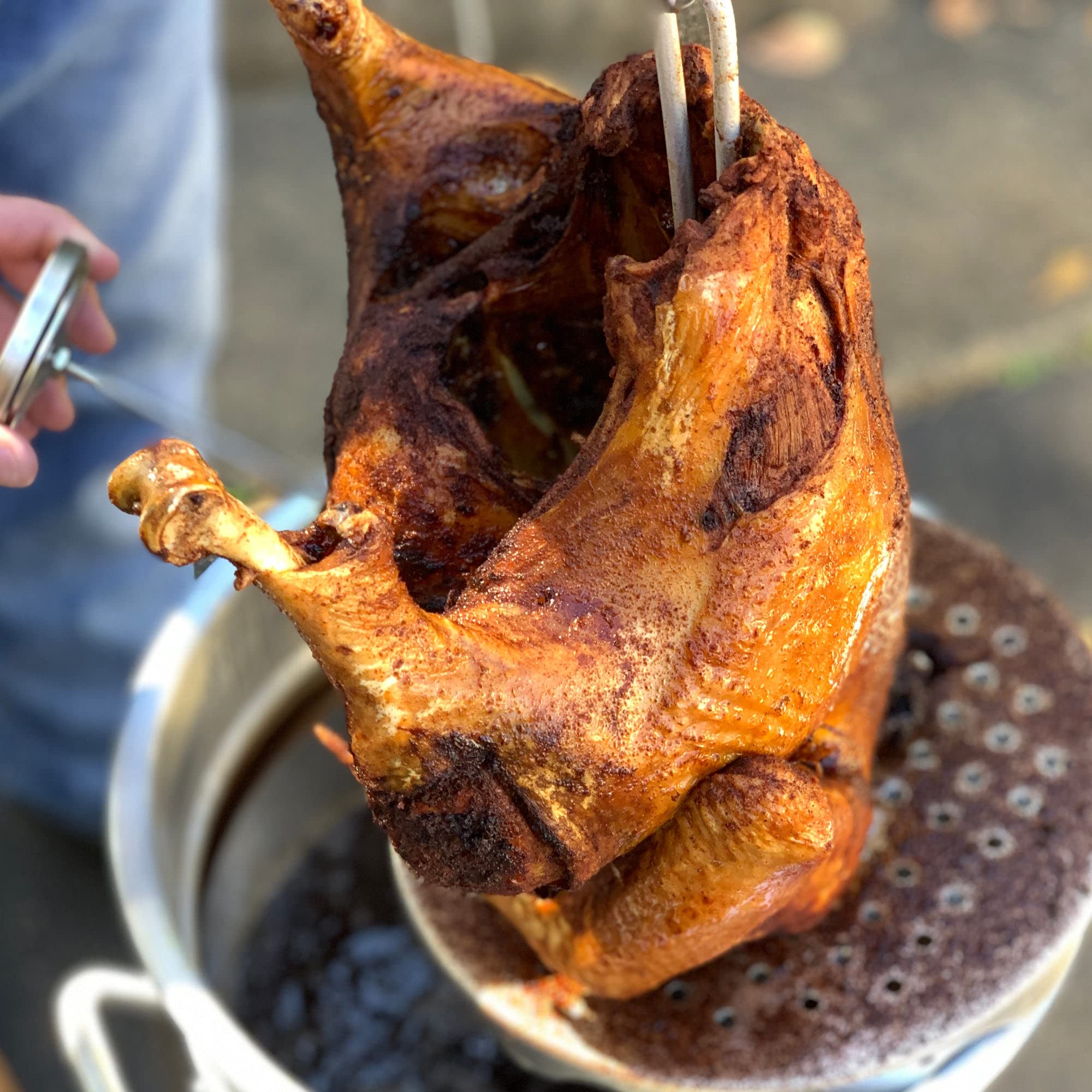 Bayou Classic 4225 Grand Gobbler 42-qt Aluminum Turkey Features Vented Lid Heavy-Duty Riveted Handles Perforated Poultry Rack 12-in Stainless Fry Thermometer 2-oz Seasoning Injector
