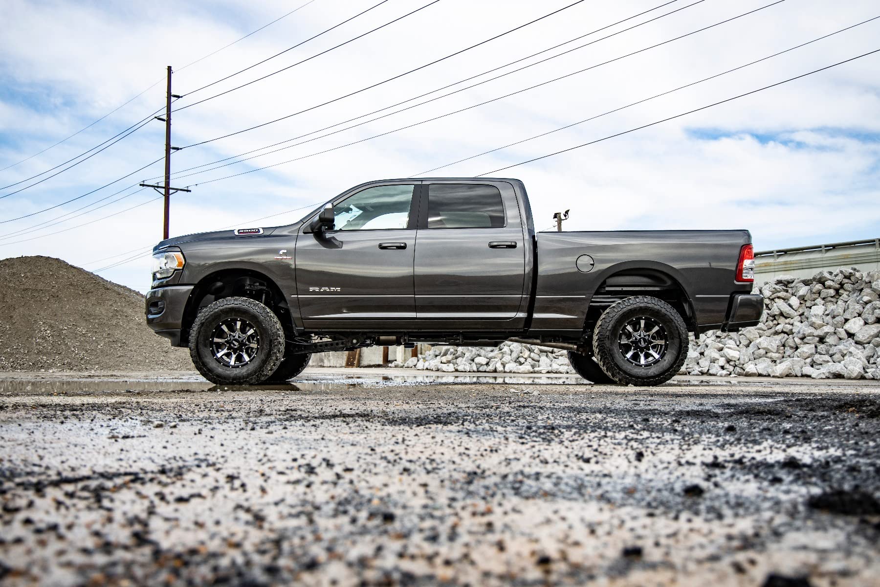 Rough Country 2.5 Inch Leveling Kit with M1 Monotube Shocks for 2500 Ram (2014-2024)/3500 (2013-2024) - RR Leaf Spring
