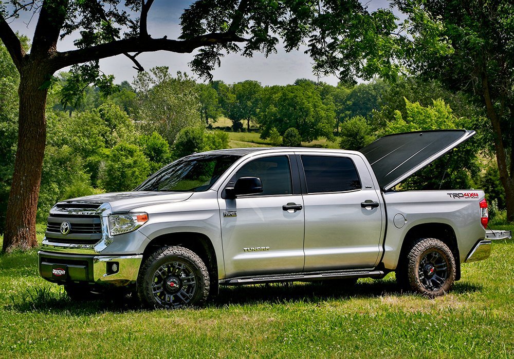 UnderCover SE RealTruck One-Piece Truck Bed Tonneau Cover | UC8016 | Fits 2017 - 2022 Honda Ridgeline 5' Bed (60")