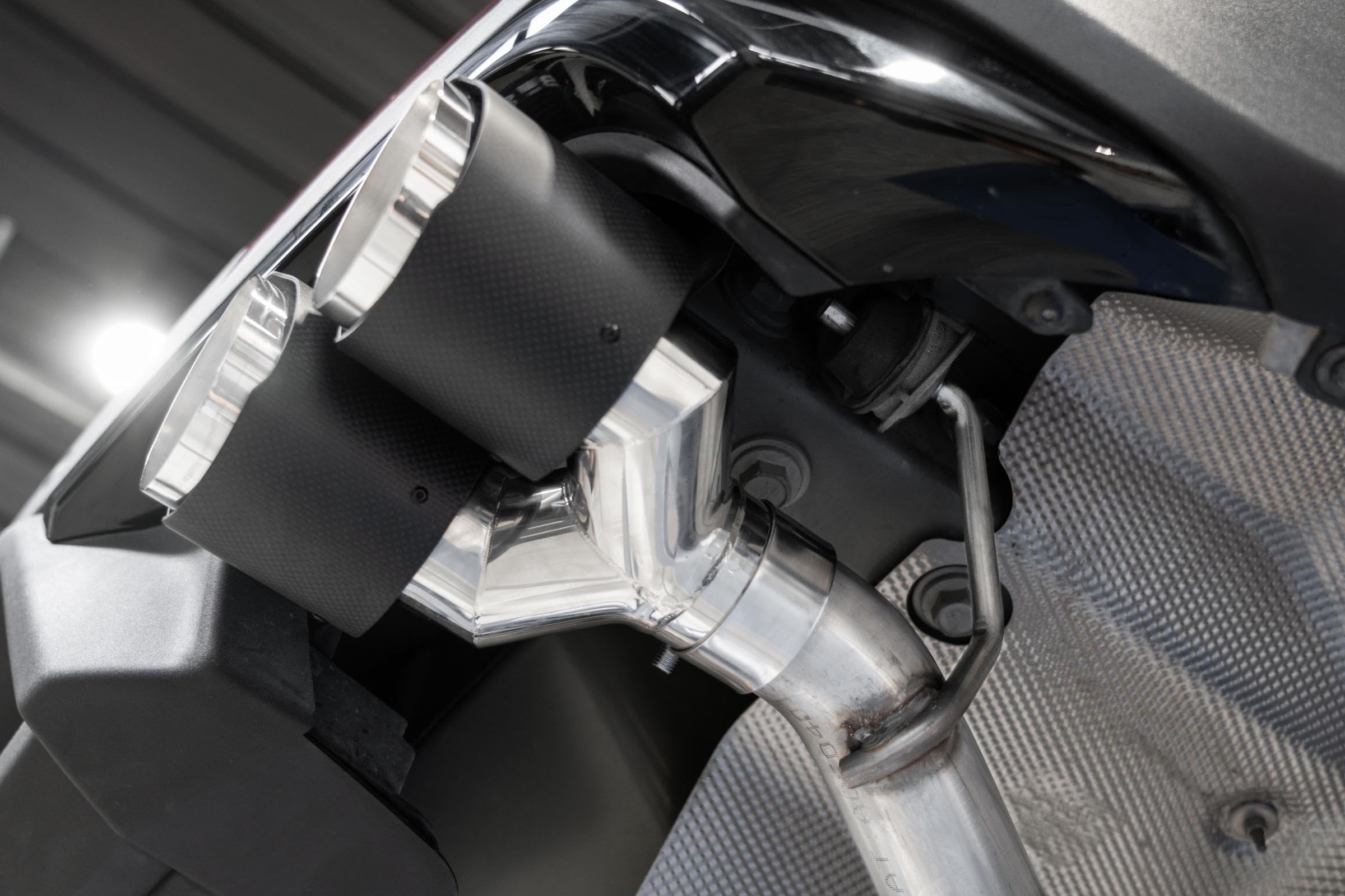 20-21 Ford Explorer ST MBRP 3.0L EcoBoost Dual Rear Exit Axle Back w/Quad Carbon Fiber Tips - T304