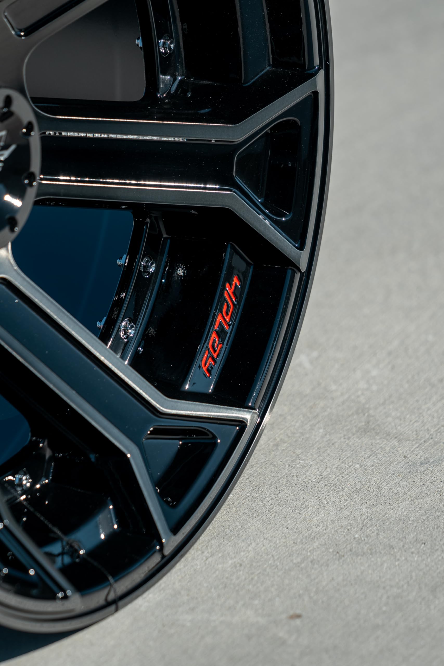 4PLAY Wheels 22 Inch 4P70 Rim Fits 6x135 & 6x139.7 22x12 Gloss Black Brushed with Tinted Clear (1)
