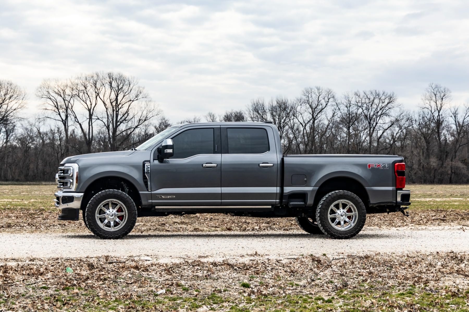 2" Rough Country Leveling Kit w/Track Bar Bracket for 17-22 Super Duty - 51017