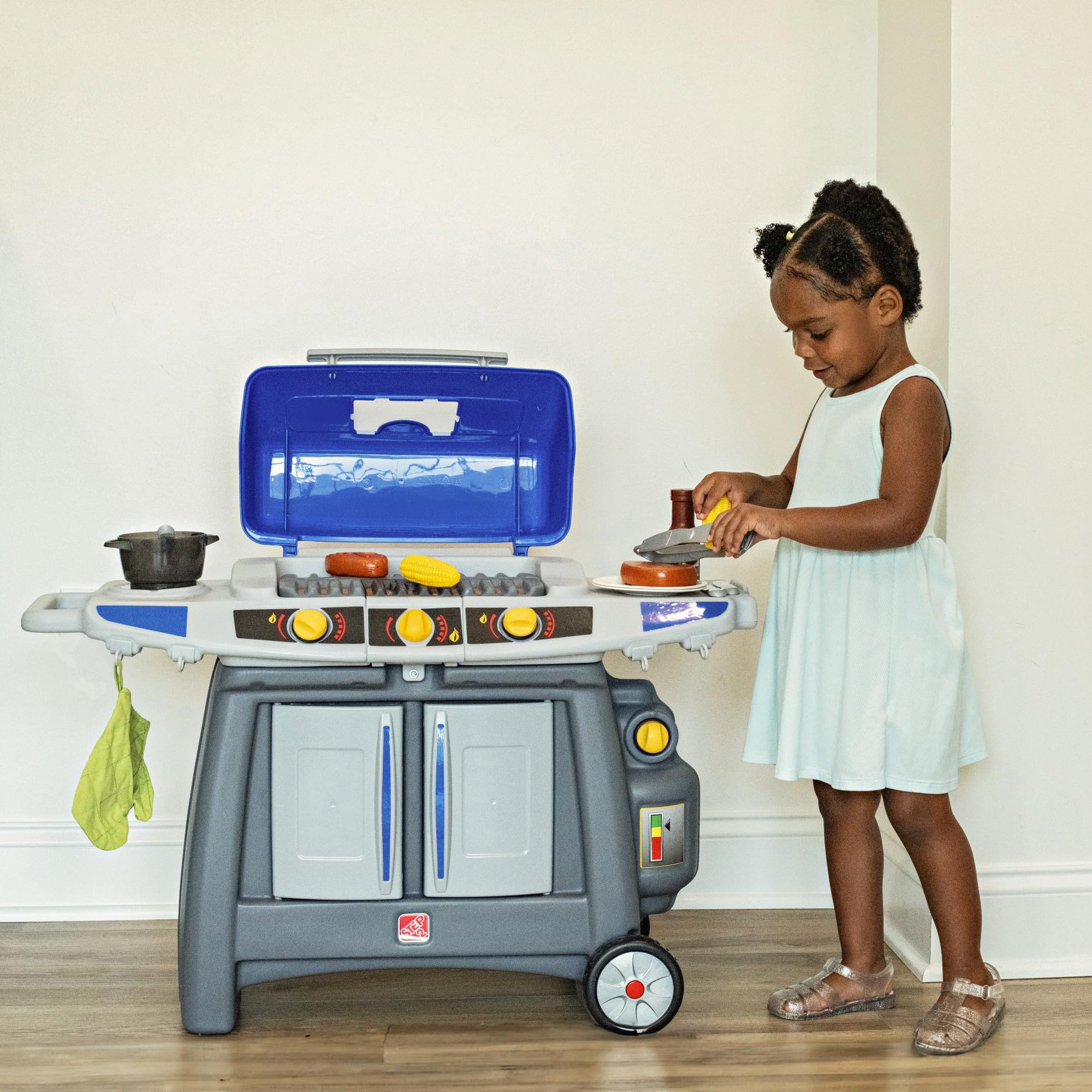 Step2 BBQ Grill Sizzle & Smoke Playset, Indoor/Outdoor Interactive Play with Sounds and Effects, Toddlers 3+ Years Old, 15 Piece Toy Accessories