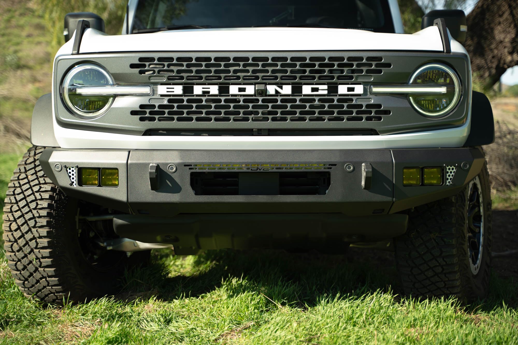 OE Plus Series V2 DV8 Offroad Front Bumper for 2021-2025 Ford Bronco | Low-Profile OE Style Design | Mounts One 20" Light Bar | Mounts Four 3" Pod Lights | Retains Adaptive Cruise Control