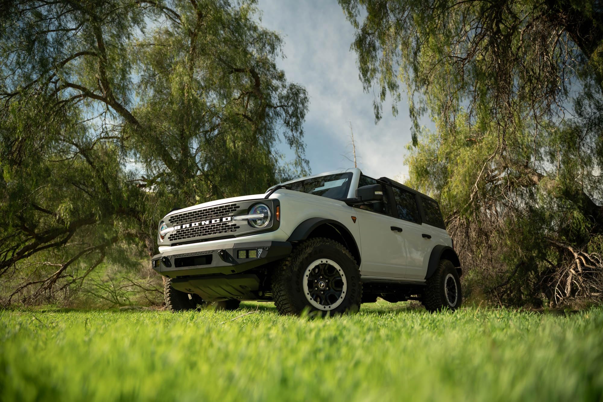 OE Plus Series V2 DV8 Offroad Front Bumper for 2021-2025 Ford Bronco | Low-Profile OE Style Design | Mounts One 20" Light Bar | Mounts Four 3" Pod Lights | Retains Adaptive Cruise Control