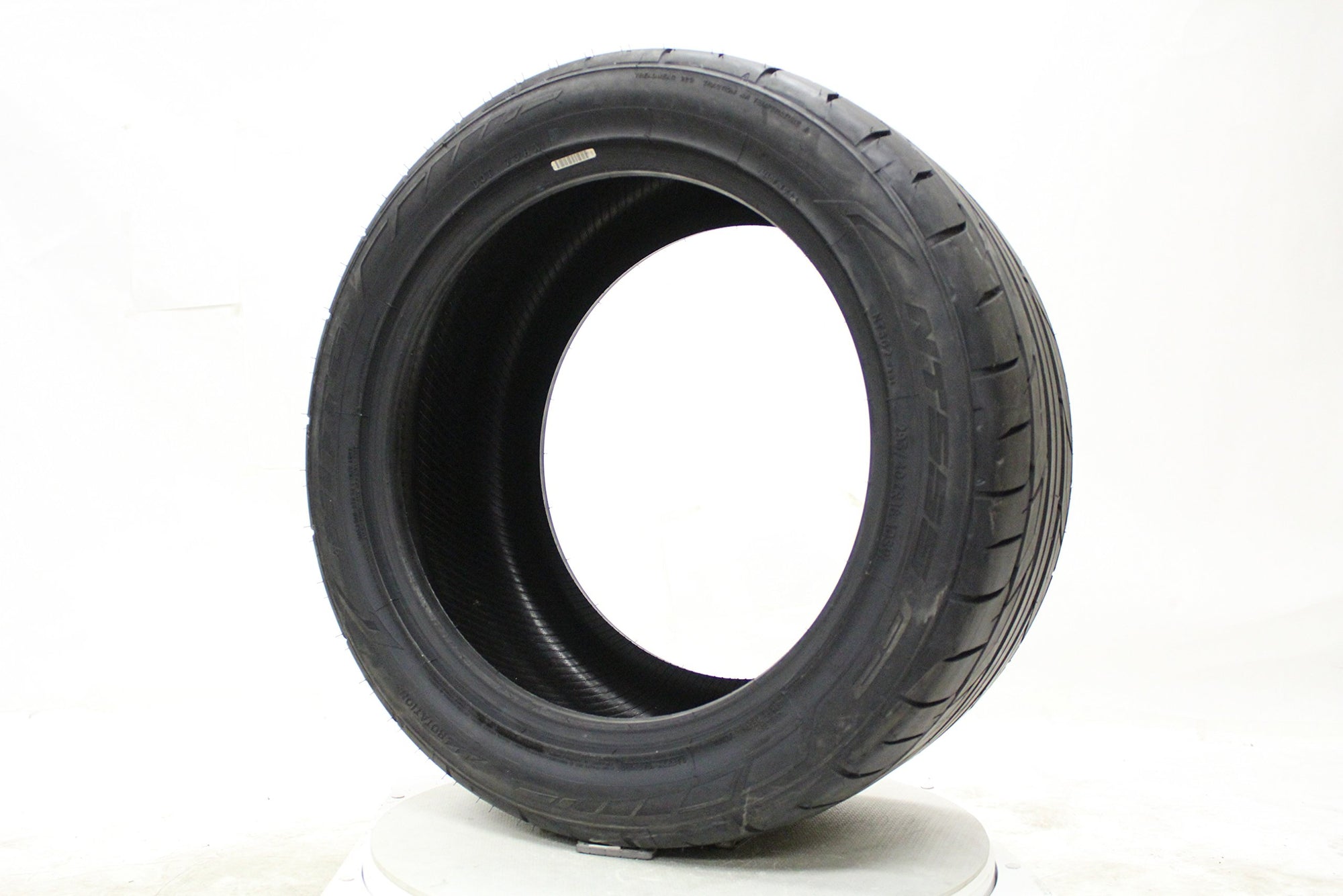 NT555 G2 Nitto 305/35ZR20 107W XL BW