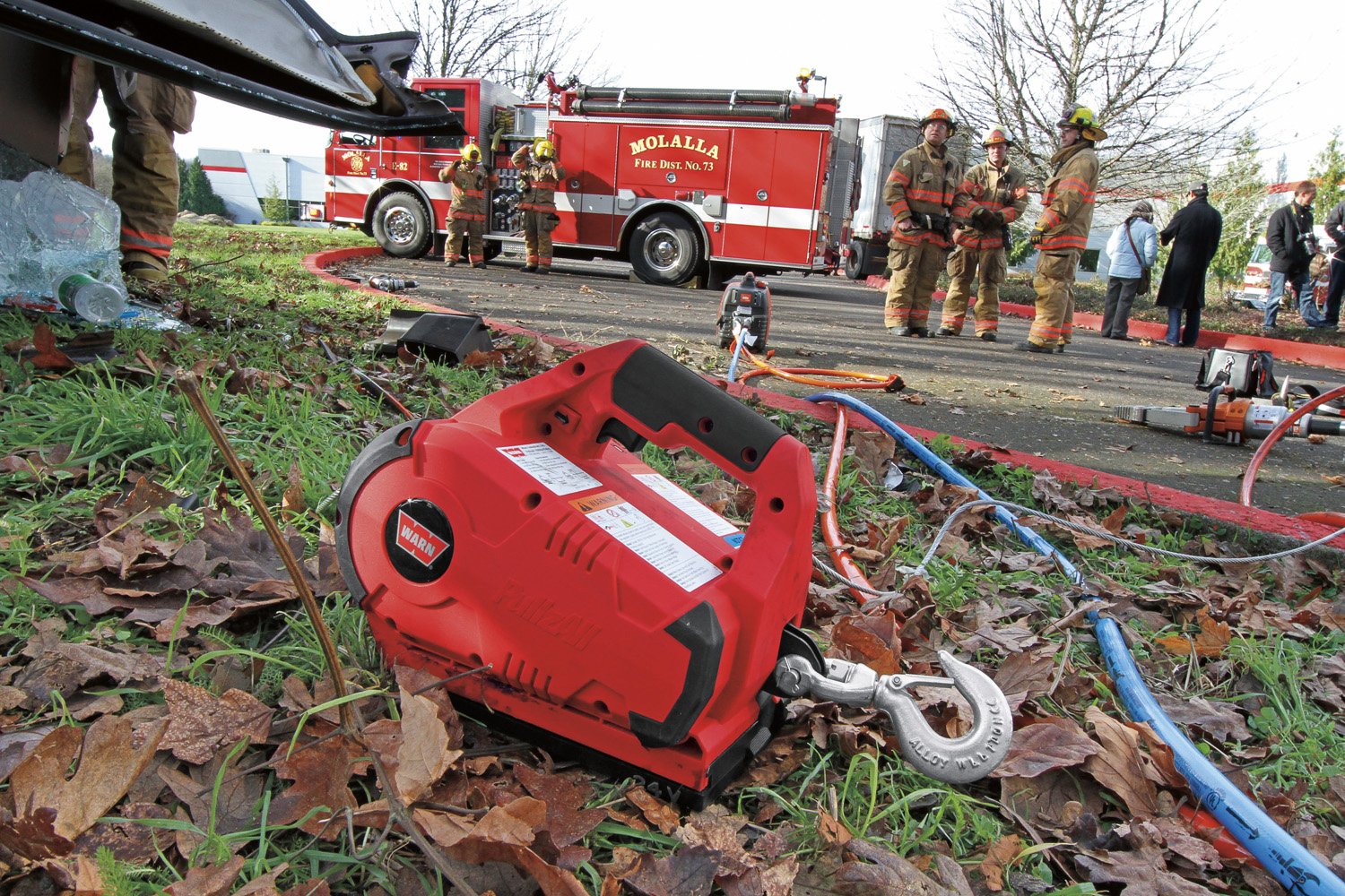 PullzAll WARN 885030 Cordless 24V DC Portable Electric Winch with Steel Cable and 1 Rechargeable Battery Pack: 1/2 Ton (1,000 lb) Lifting/Pulling Capacity, Red