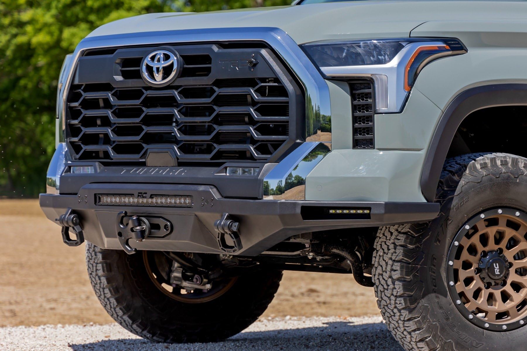Rough Country Hybrid Front Bumper with LED Light & PRO12000S Winch for Toyota Tundra (2022-2024) - 12000 LB Synthetic Rope Winch, 20" LED Bar Amber DRL, Dual 6" Slimline LEDs