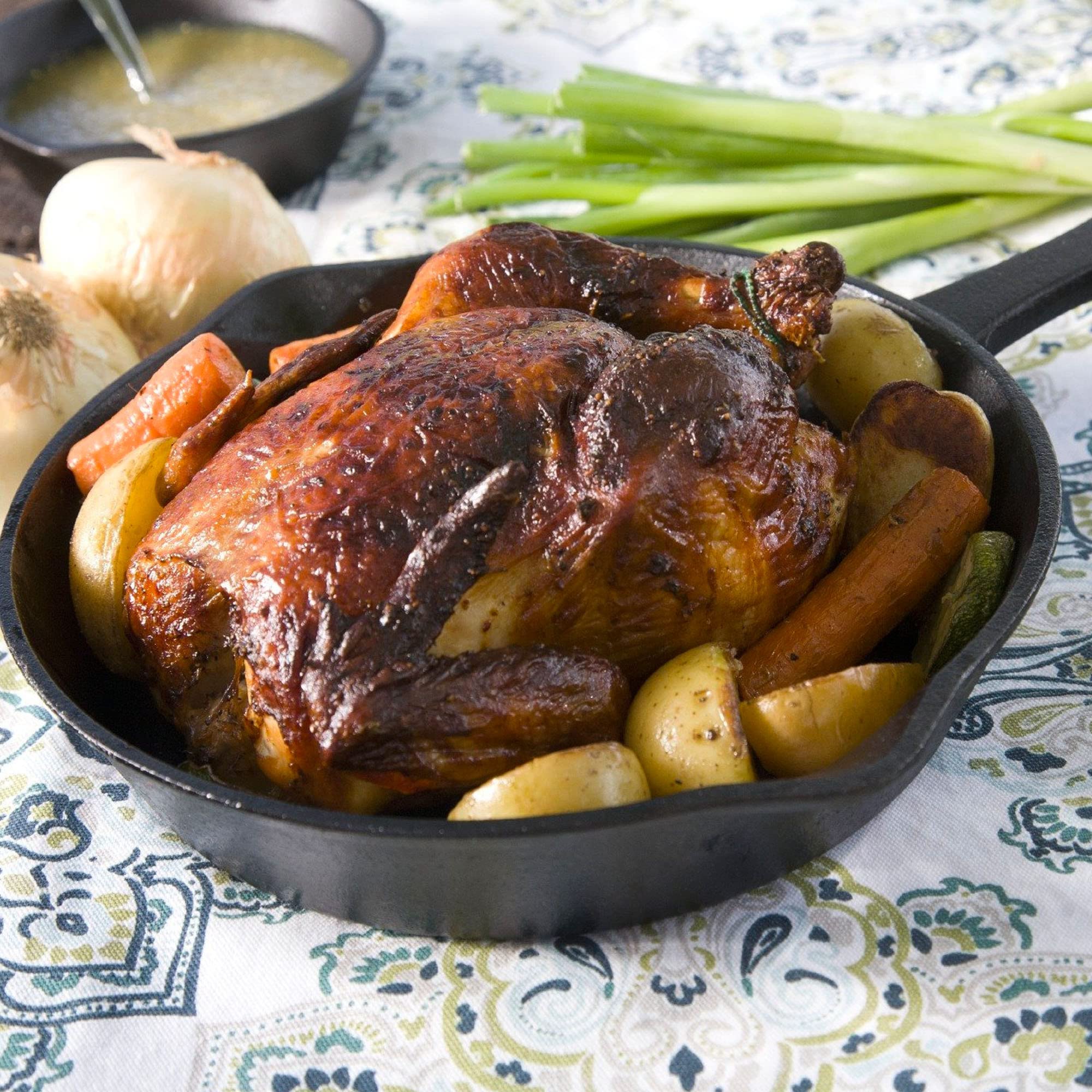 Bayou Classic 7431 Cast Iron 10-in Skillet Features Pour Spouts Perfect For Searing and Braising Pan Frying and Sautéing
