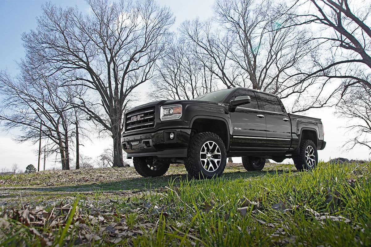 6" Lift Kit Rough Country with Strut Spacers/N3 Rear Shocks for Chevy Silverado & GMC Sierra 1500 (2014-2018 w/Stock Cast Steel Control Arms)