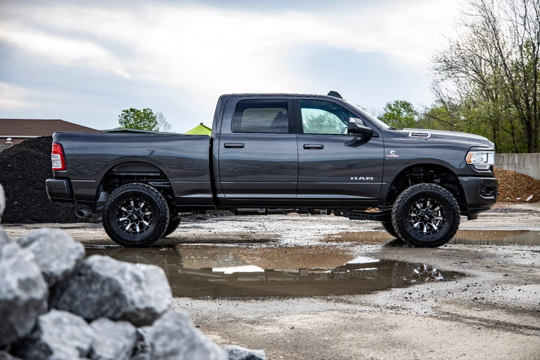 Rough Country 2.5 Inch Leveling Kit with M1 Monotube Shocks for 2500 Ram (2014-2024)/3500 (2013-2024) - RR Leaf Spring