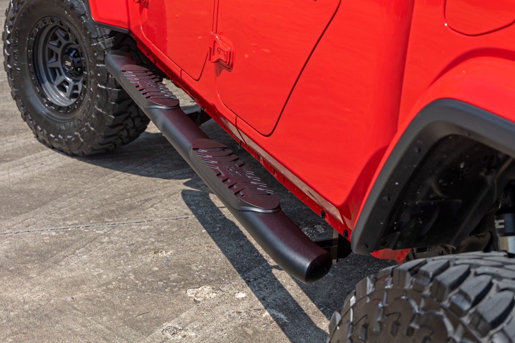 Oval Nerf Steps Rough Country for Jeep Gladiator JT (2020-2025) - OEM Style Rails with Built-in Side Steps