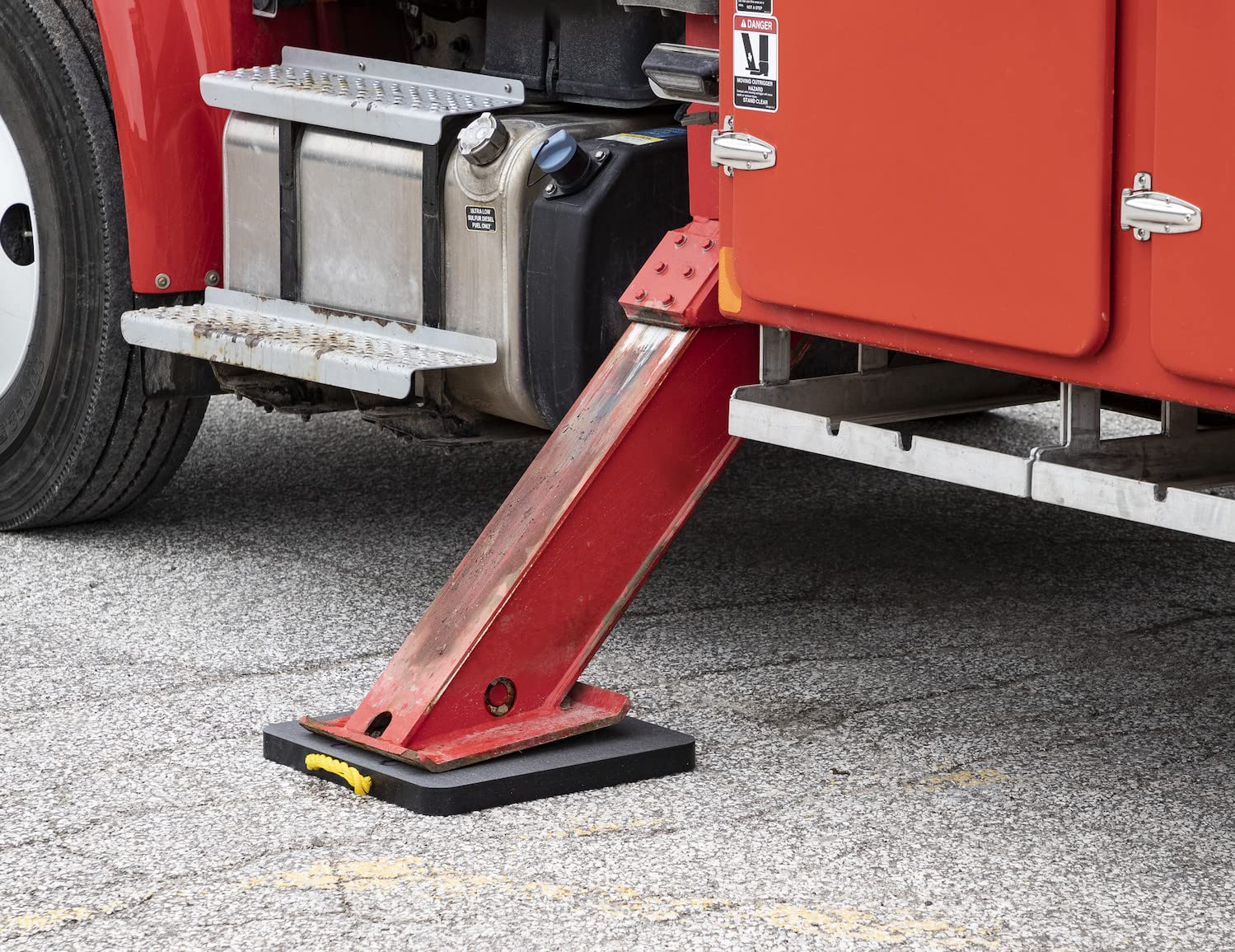 Buyers Products HDPE Poly Outrigger Pad 24x24x1.5 Inch – Heavy Duty Jack Pad for Utility Trucks, Cranes, RV Accessories – Lightweight Non Slip Pad with Rope Handle for Trailers & Campers