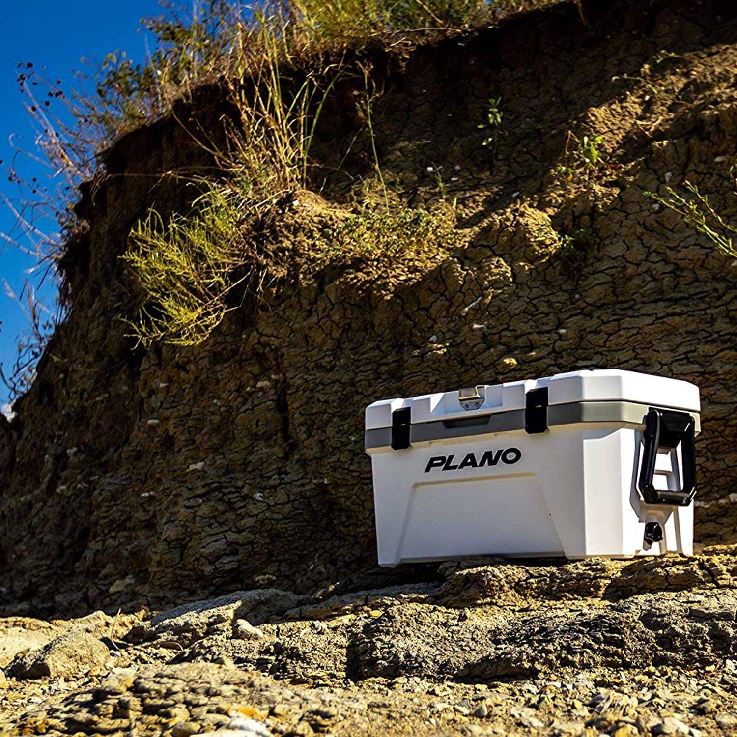 32-Quart Plano Frost Cooler Capacity | Heavy-Duty Insulated Cooler Keeps Ice Up to 5 Days | For Tailgating, Camping and Outdoor Activities